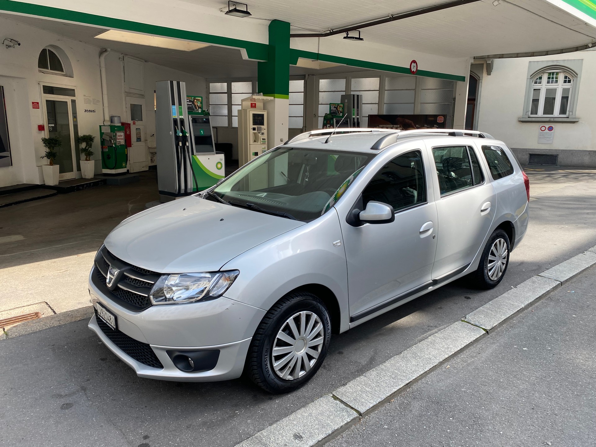 DACIA Logan MCV 0.9 Celebration Automatic-image-2