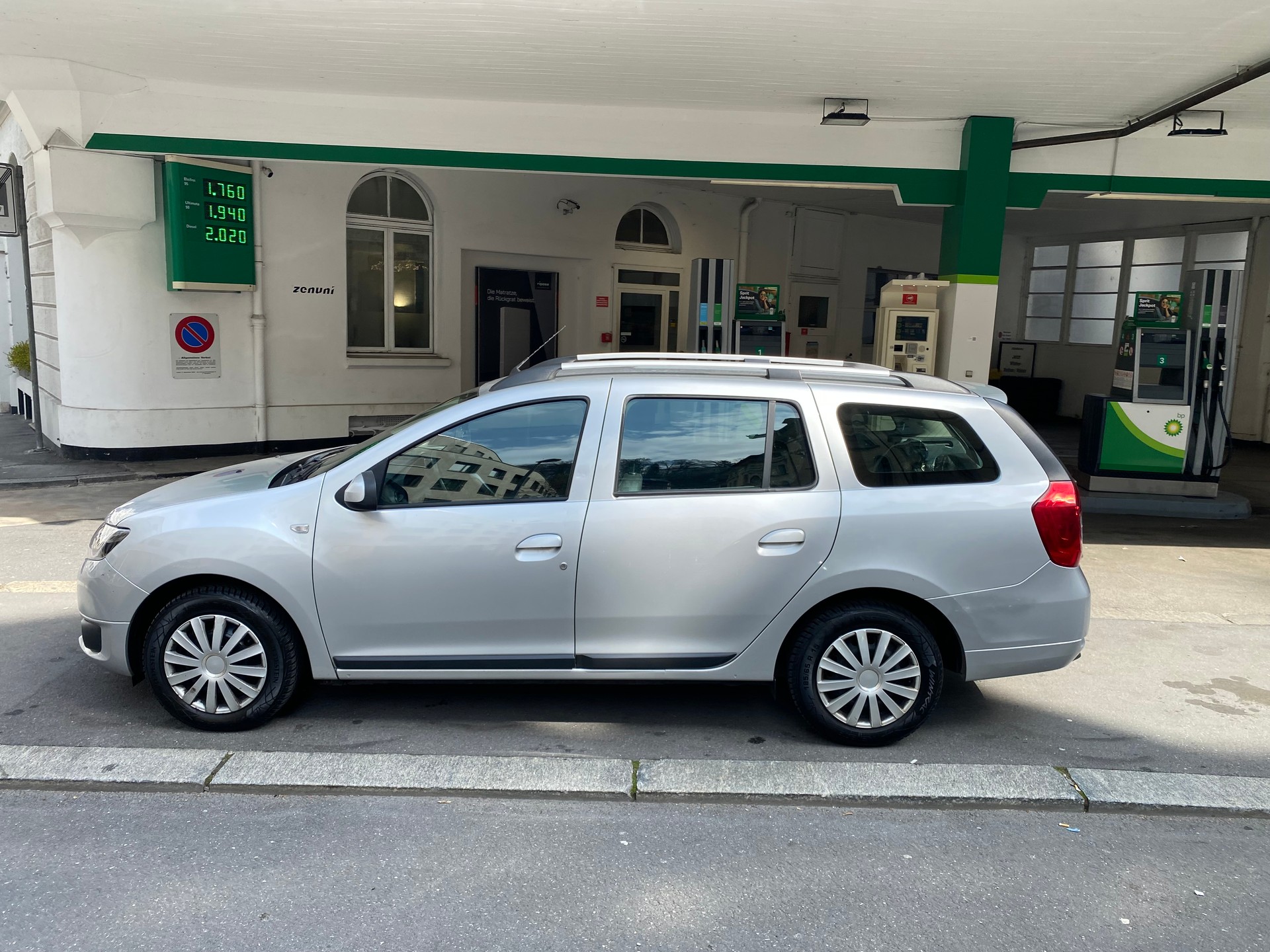 DACIA Logan MCV 0.9 Celebration Automatic-image-3