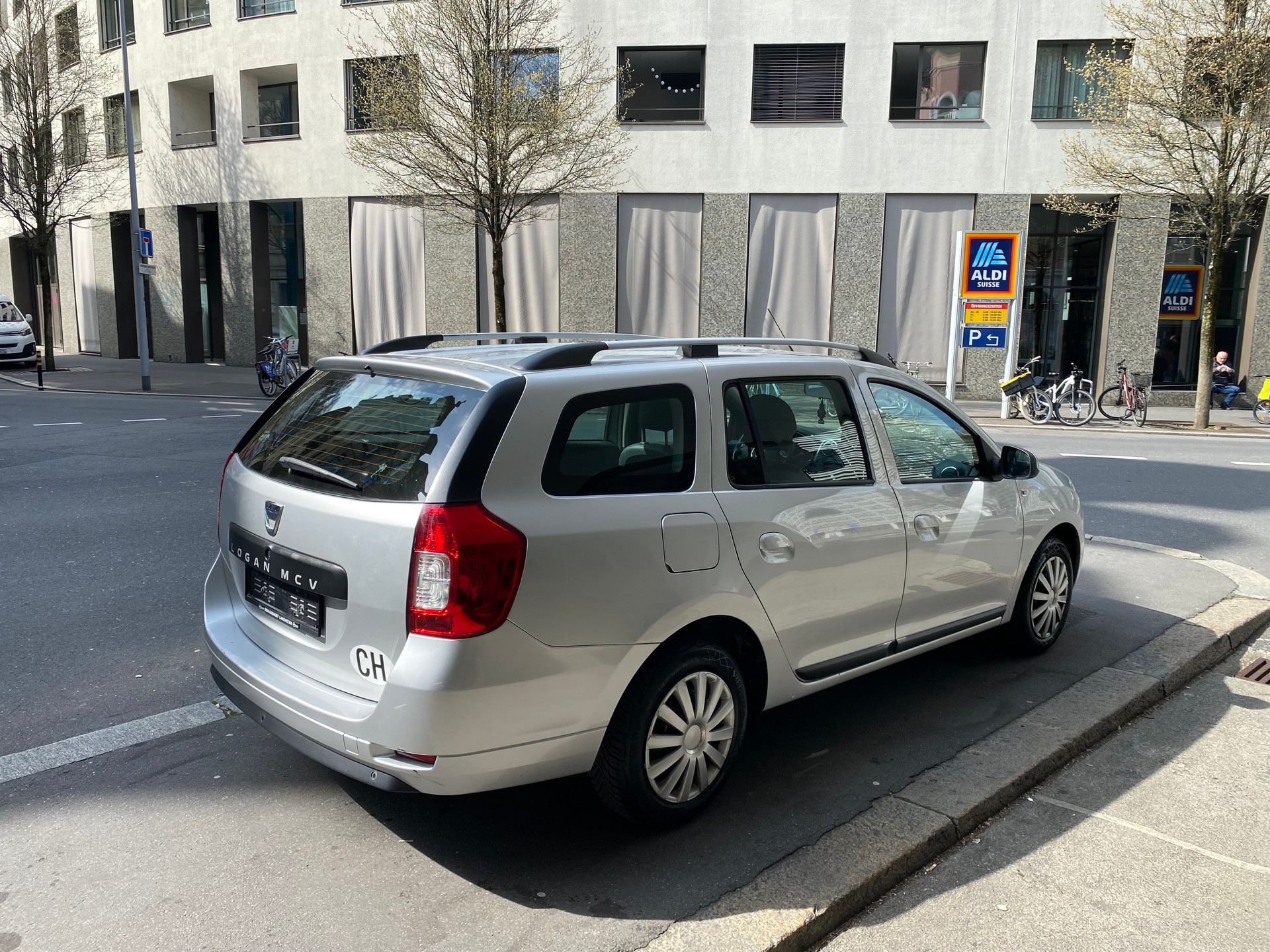 DACIA Logan MCV 0.9 Celebration Automatic-image-6