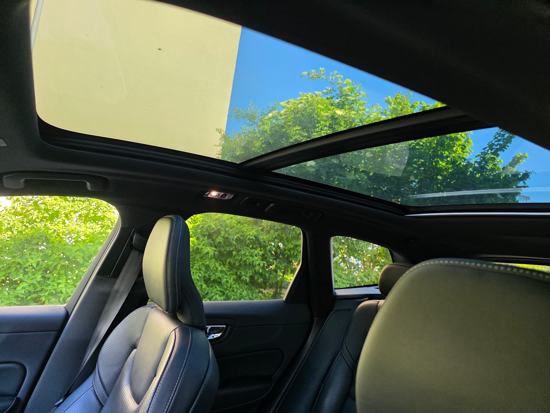 VOLVO XC60 T8 eAWD R-Design Geartronic-image-21