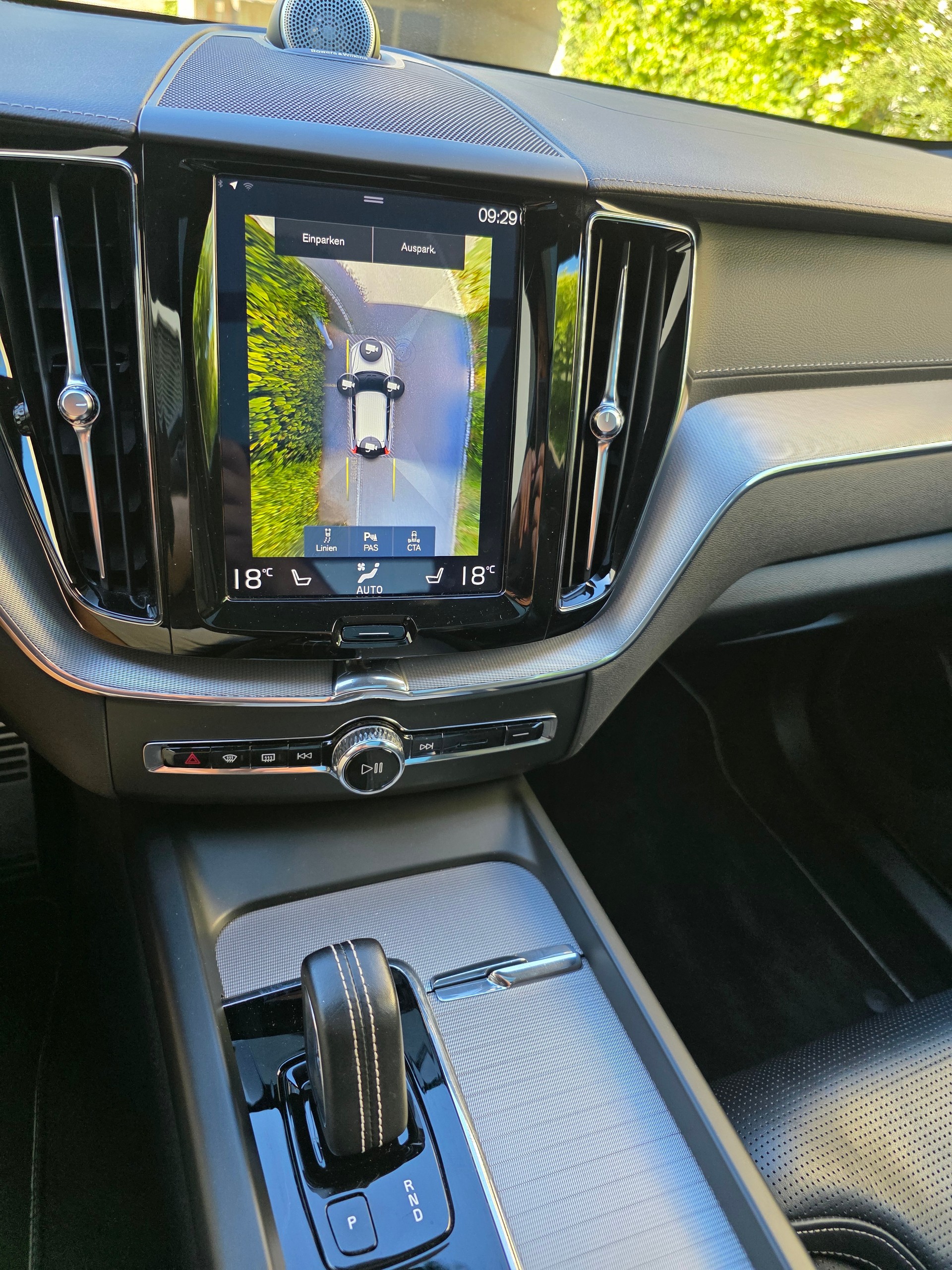VOLVO XC60 T8 eAWD R-Design Geartronic-image-18