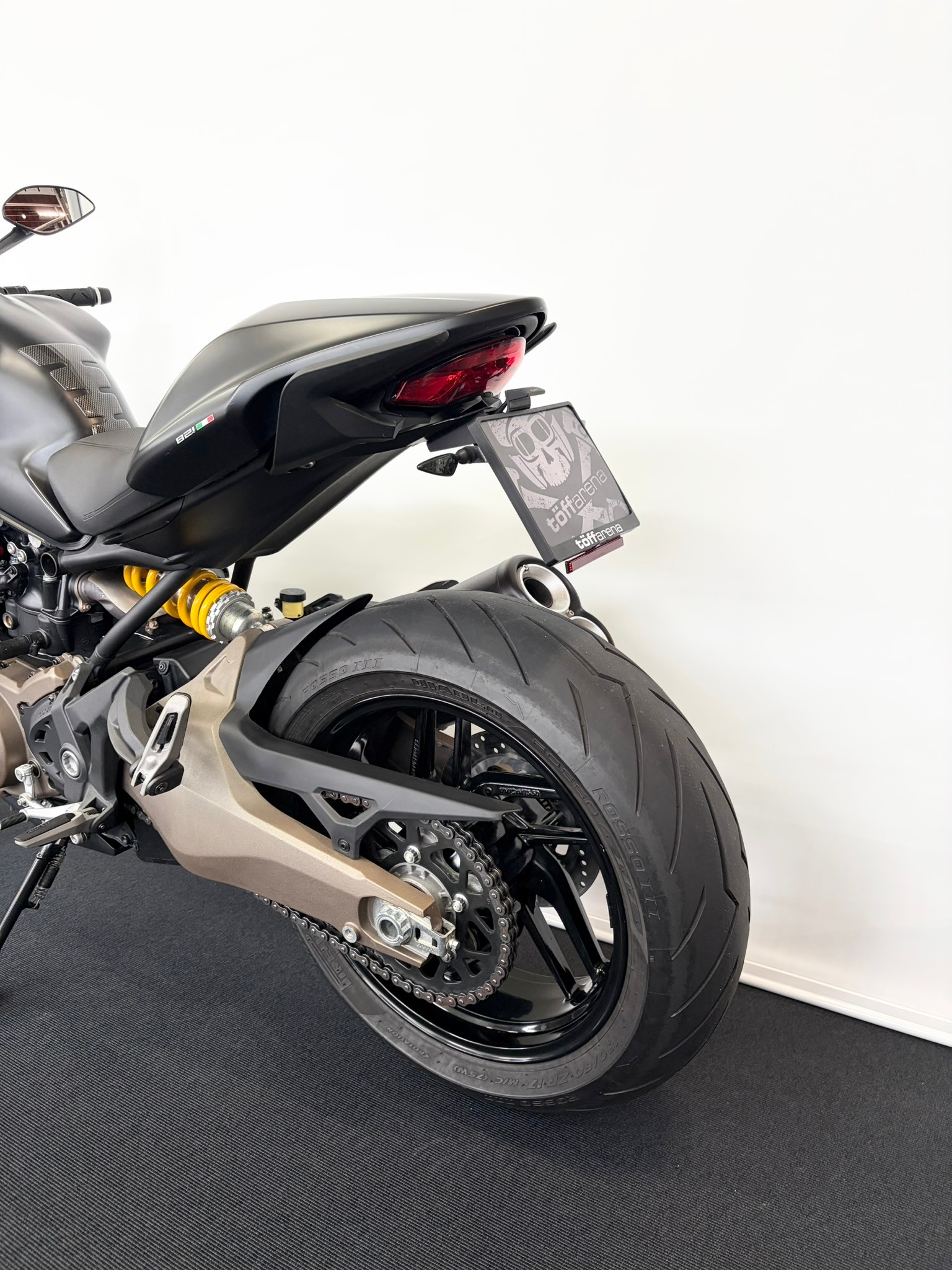 DUCATI Monster 821 Dark-showroom-element-3