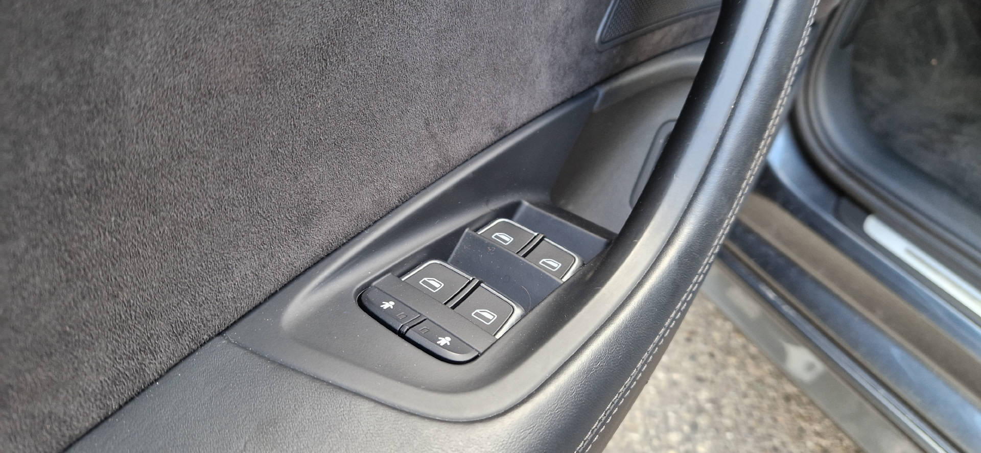 AUDI S6 Avant 4.0 V8 TFSI quattro S-Tronic-image-4