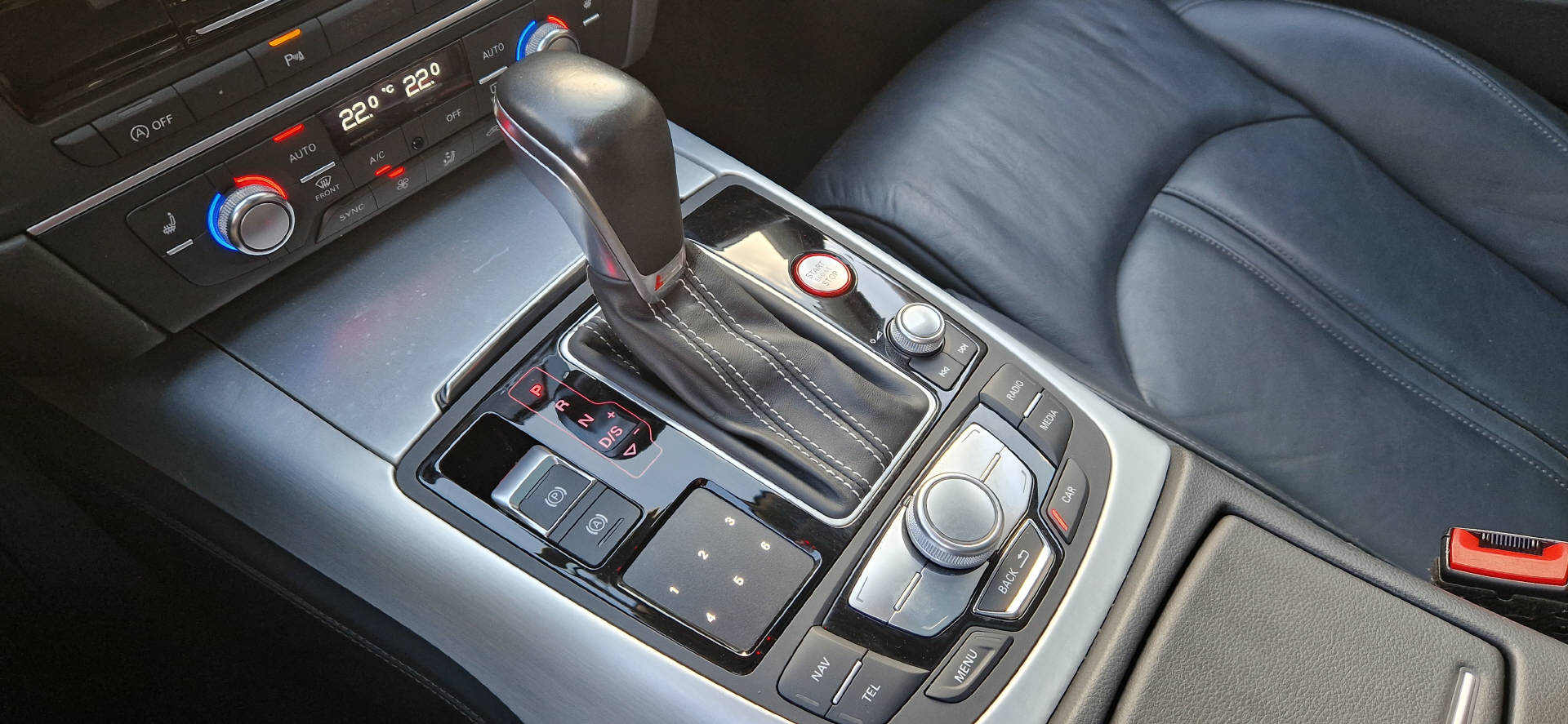 AUDI S6 Avant 4.0 V8 TFSI quattro S-Tronic-image-14