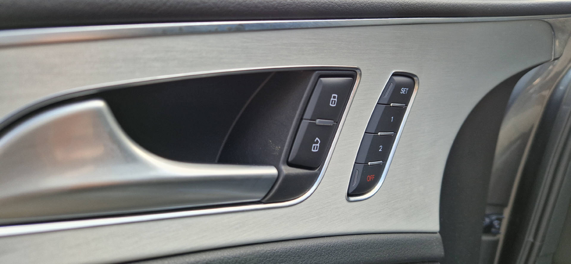 AUDI S6 Avant 4.0 V8 TFSI quattro S-Tronic-image-3