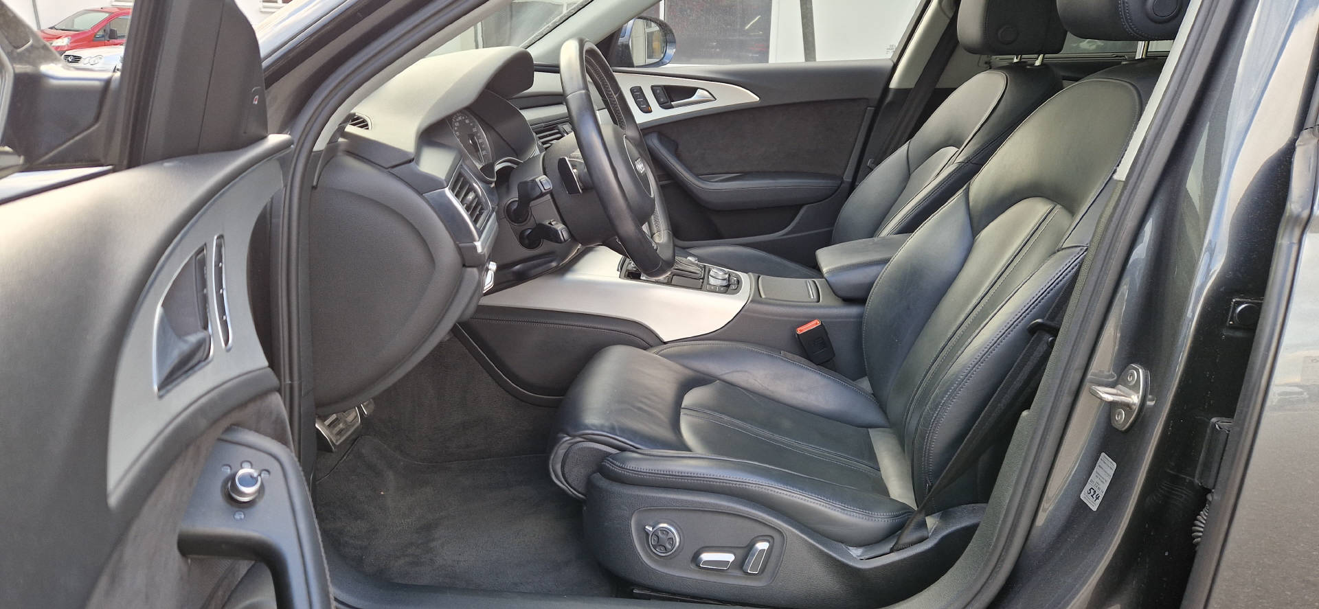AUDI S6 Avant 4.0 V8 TFSI quattro S-Tronic-image-6