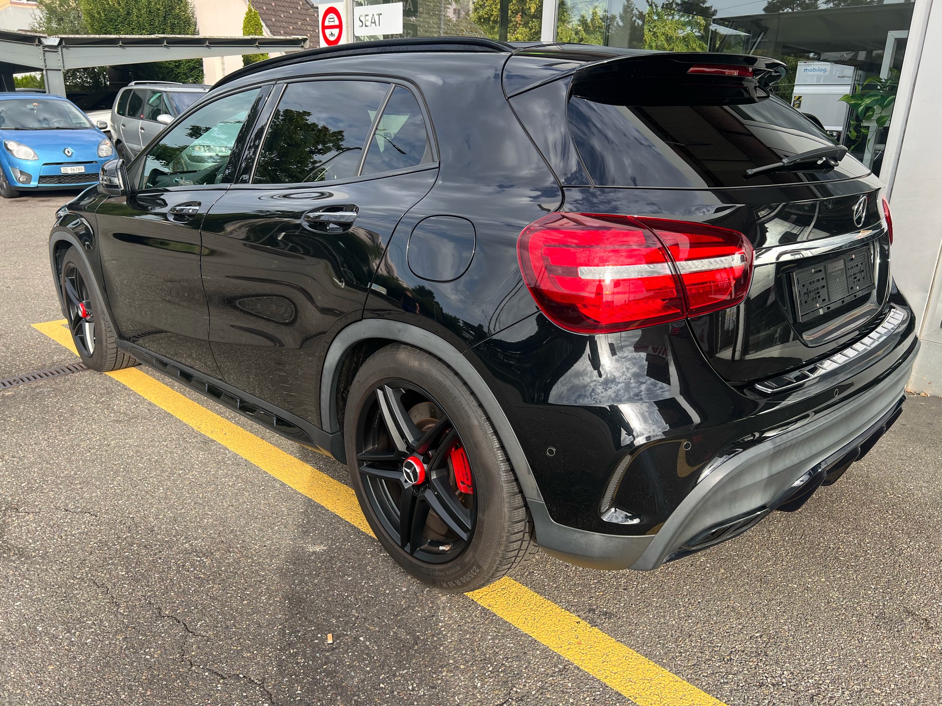 MERCEDES-BENZ GLA 45 AMG Yellow Night Edition 4Matic 7G-DCT-image-5