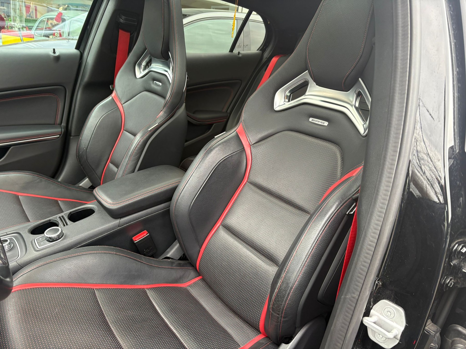 MERCEDES-BENZ GLA 45 AMG Yellow Night Edition 4Matic 7G-DCT-image-7