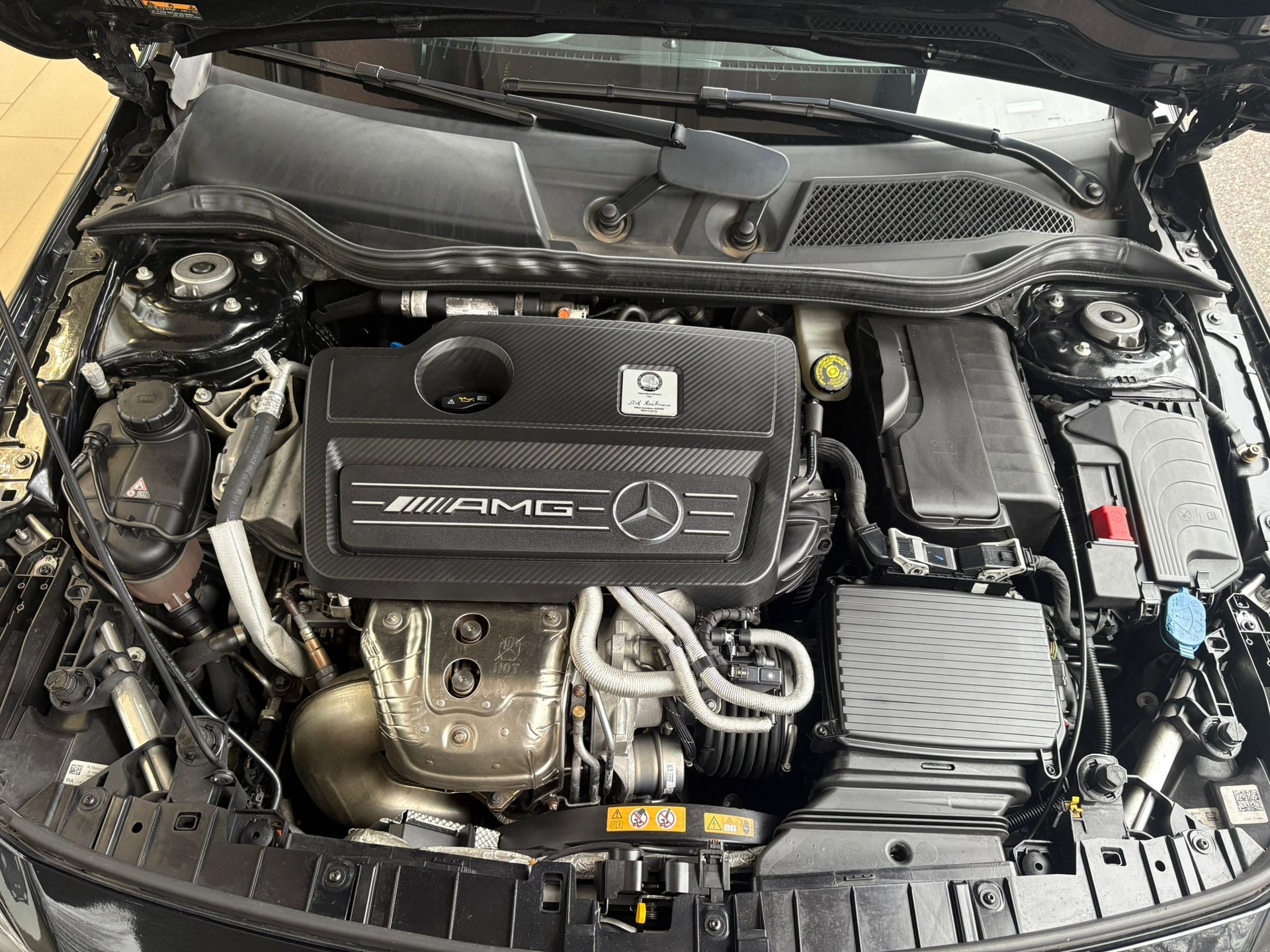 MERCEDES-BENZ GLA 45 AMG Yellow Night Edition 4Matic 7G-DCT-image-12