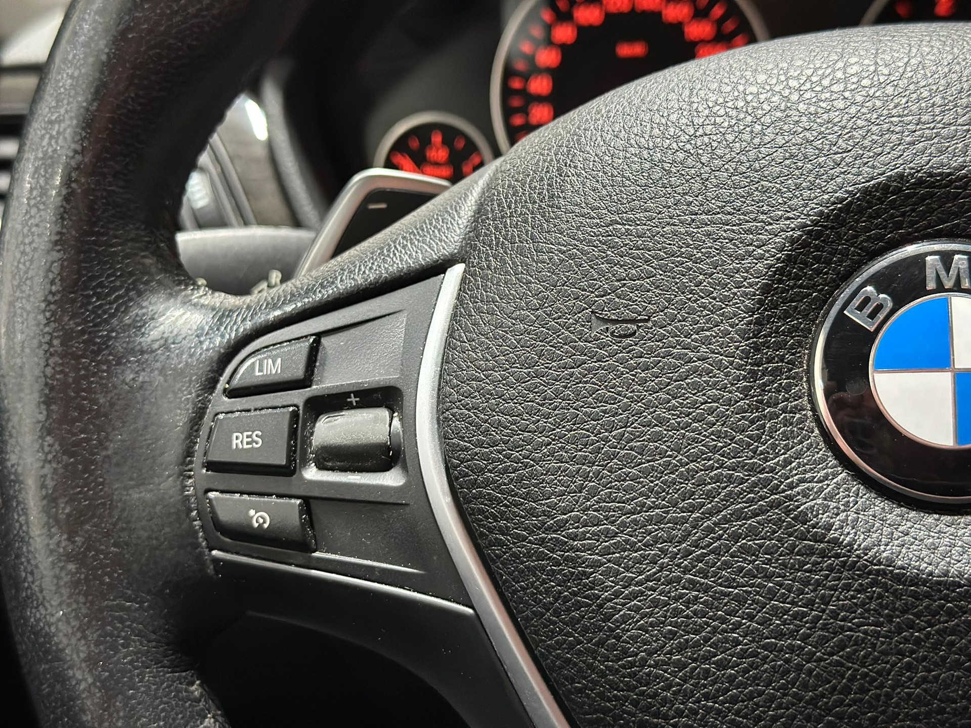 BMW 320d Luxury Line Steptronic-image-12