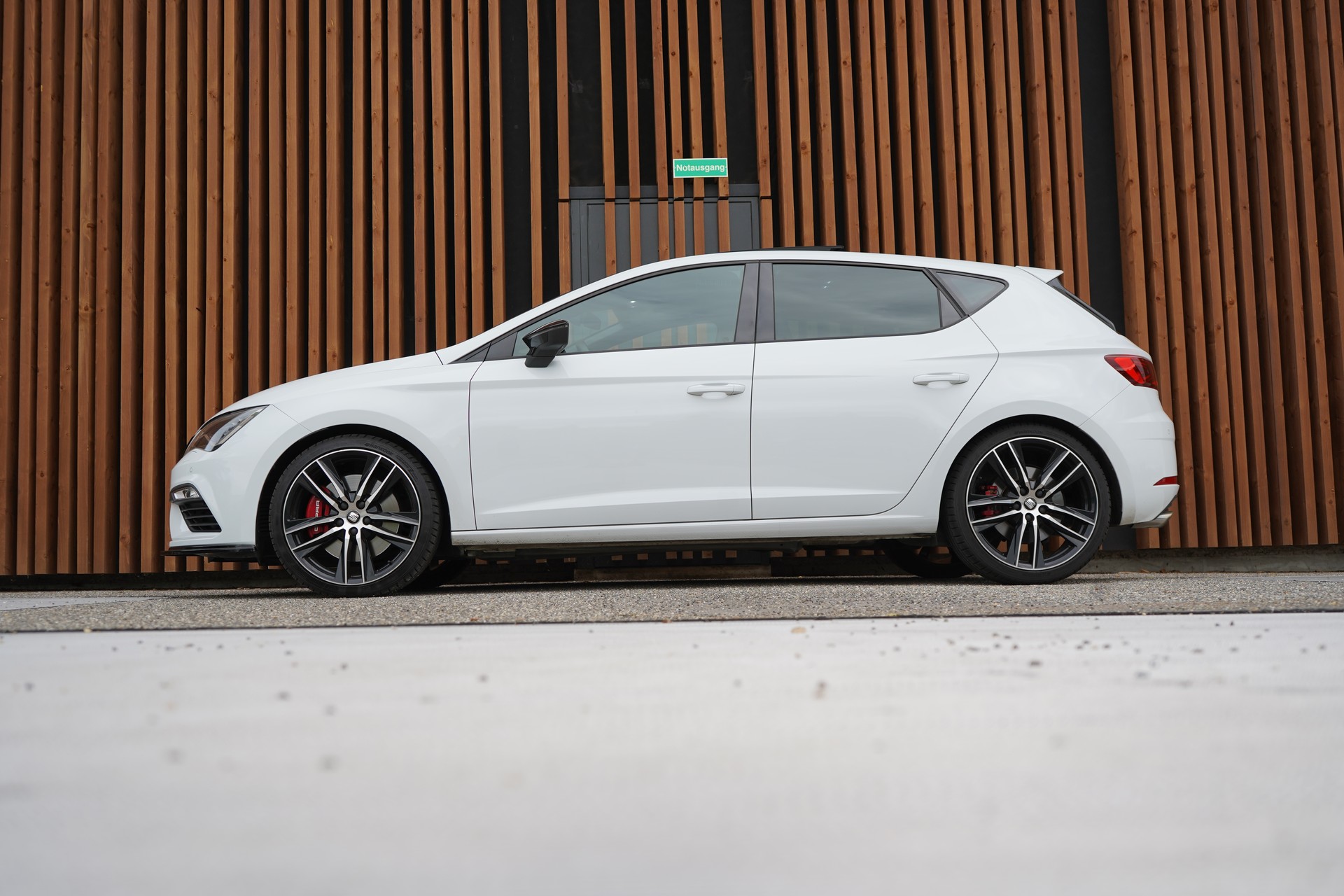 SEAT LEON 2.0 TSI CUPRA BLACK l 300 PS-image-3