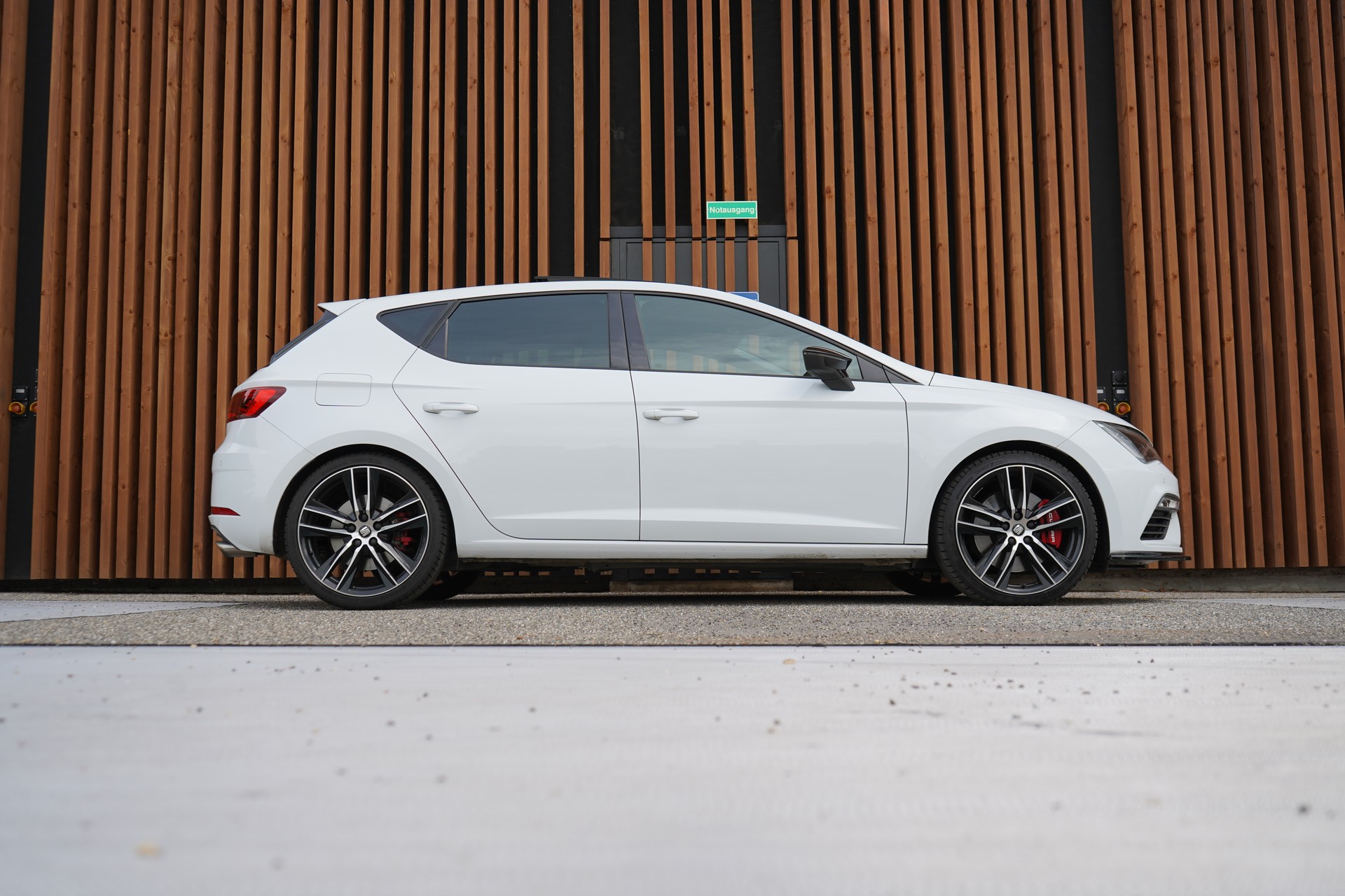 SEAT LEON 2.0 TSI CUPRA BLACK l 300 PS-image-0