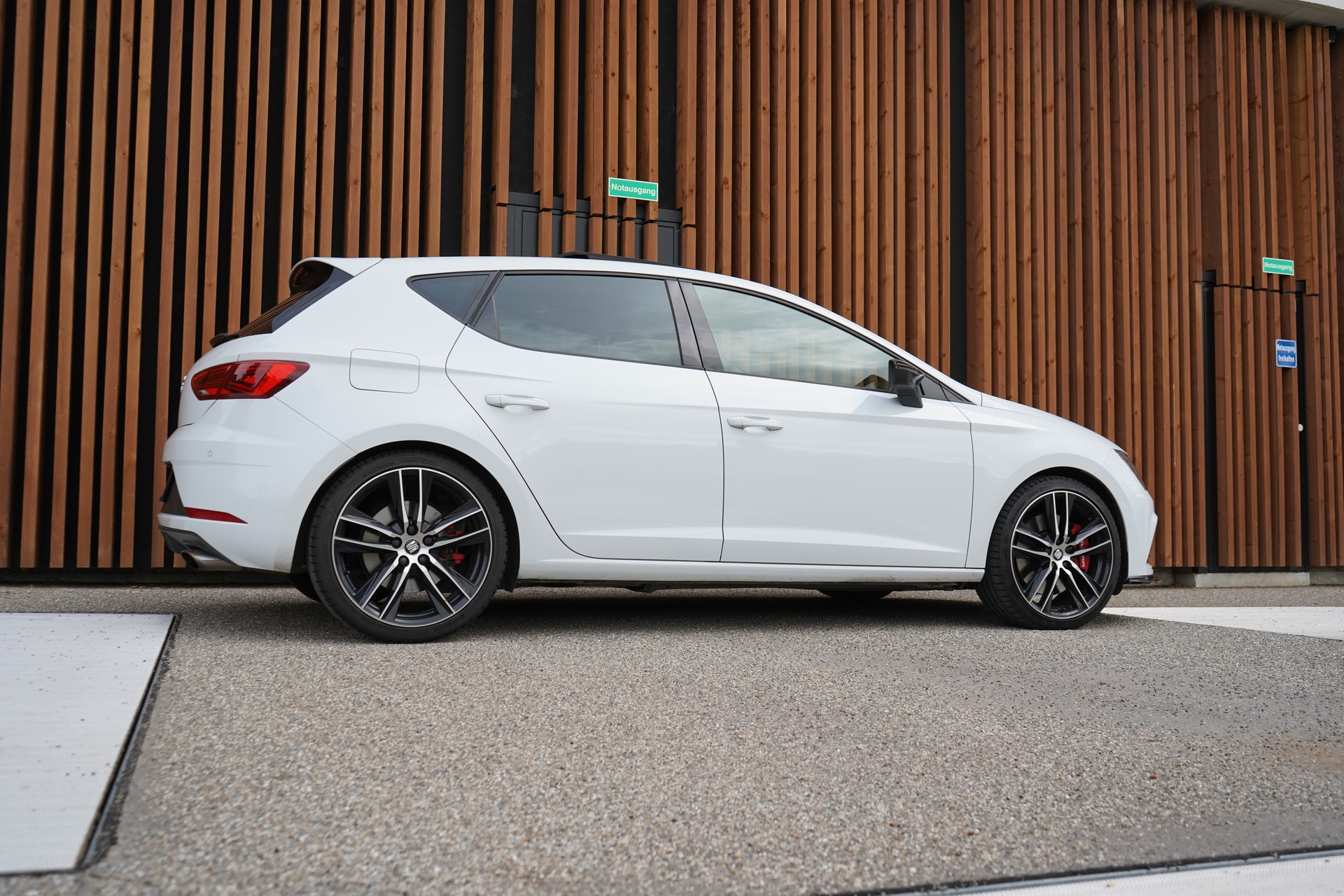 SEAT LEON 2.0 TSI CUPRA BLACK l 300 PS-image-10