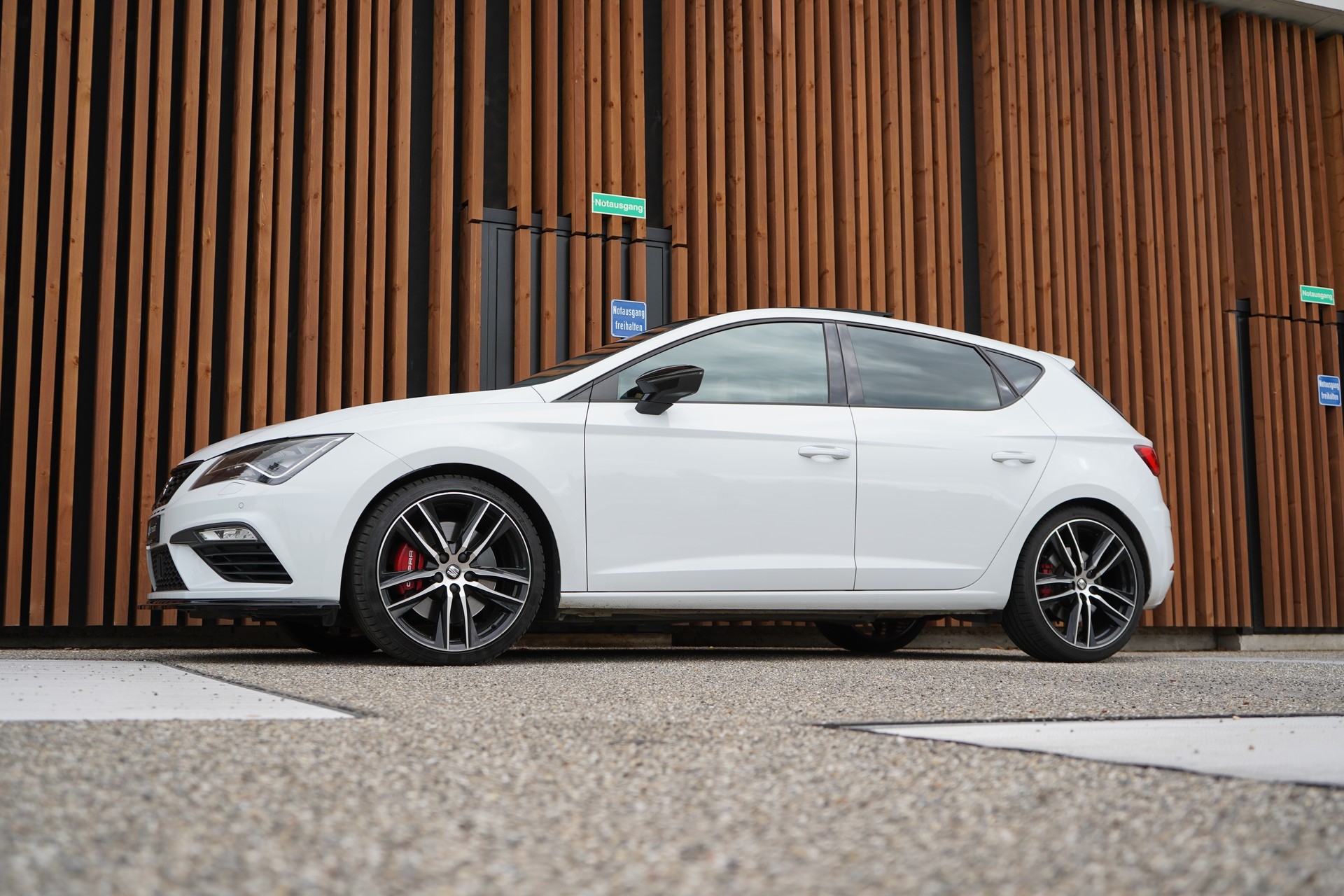 SEAT LEON 2.0 TSI CUPRA BLACK l 300 PS-image-8