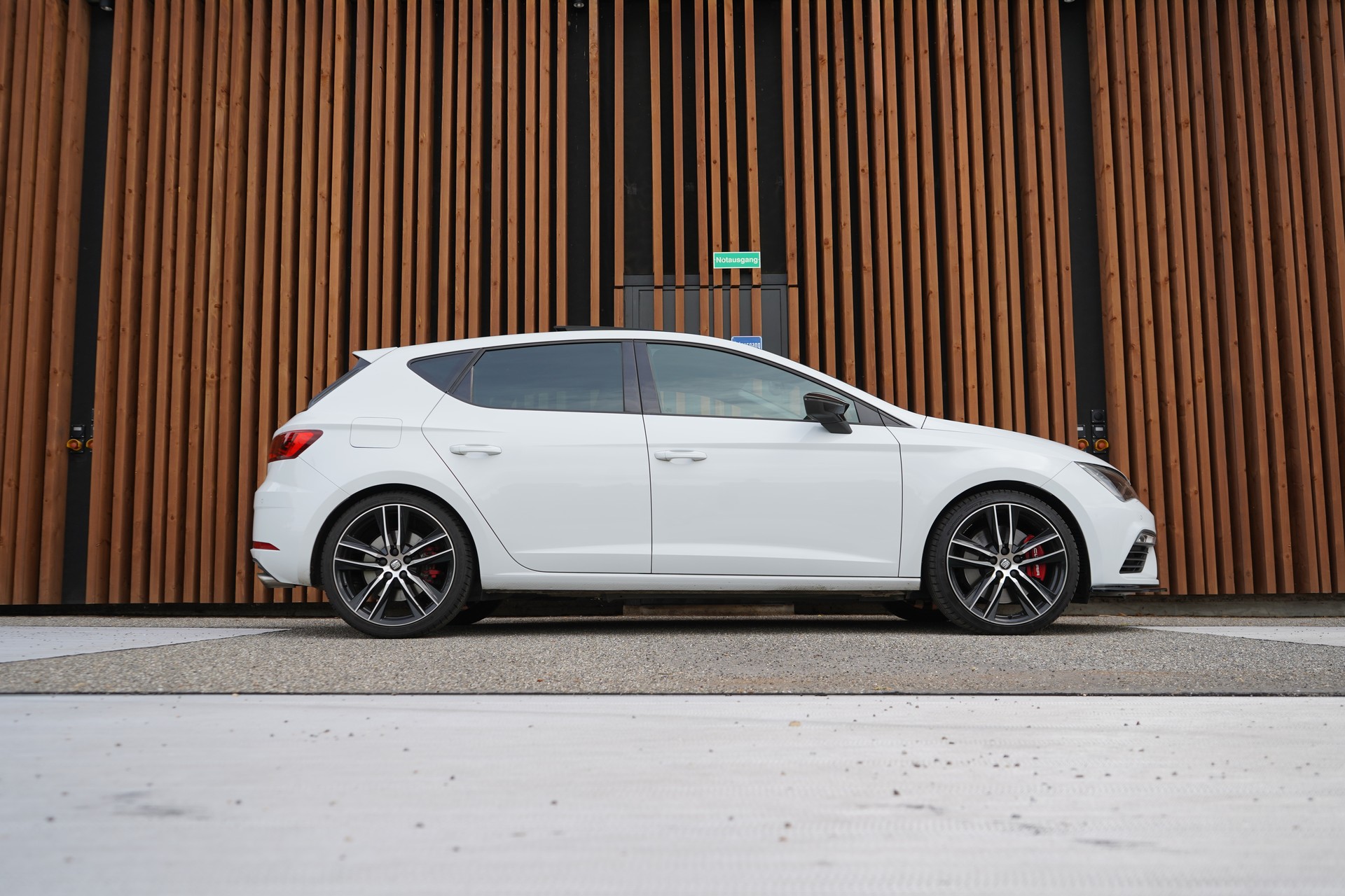SEAT LEON 2.0 TSI CUPRA BLACK l 300 PS-image-2