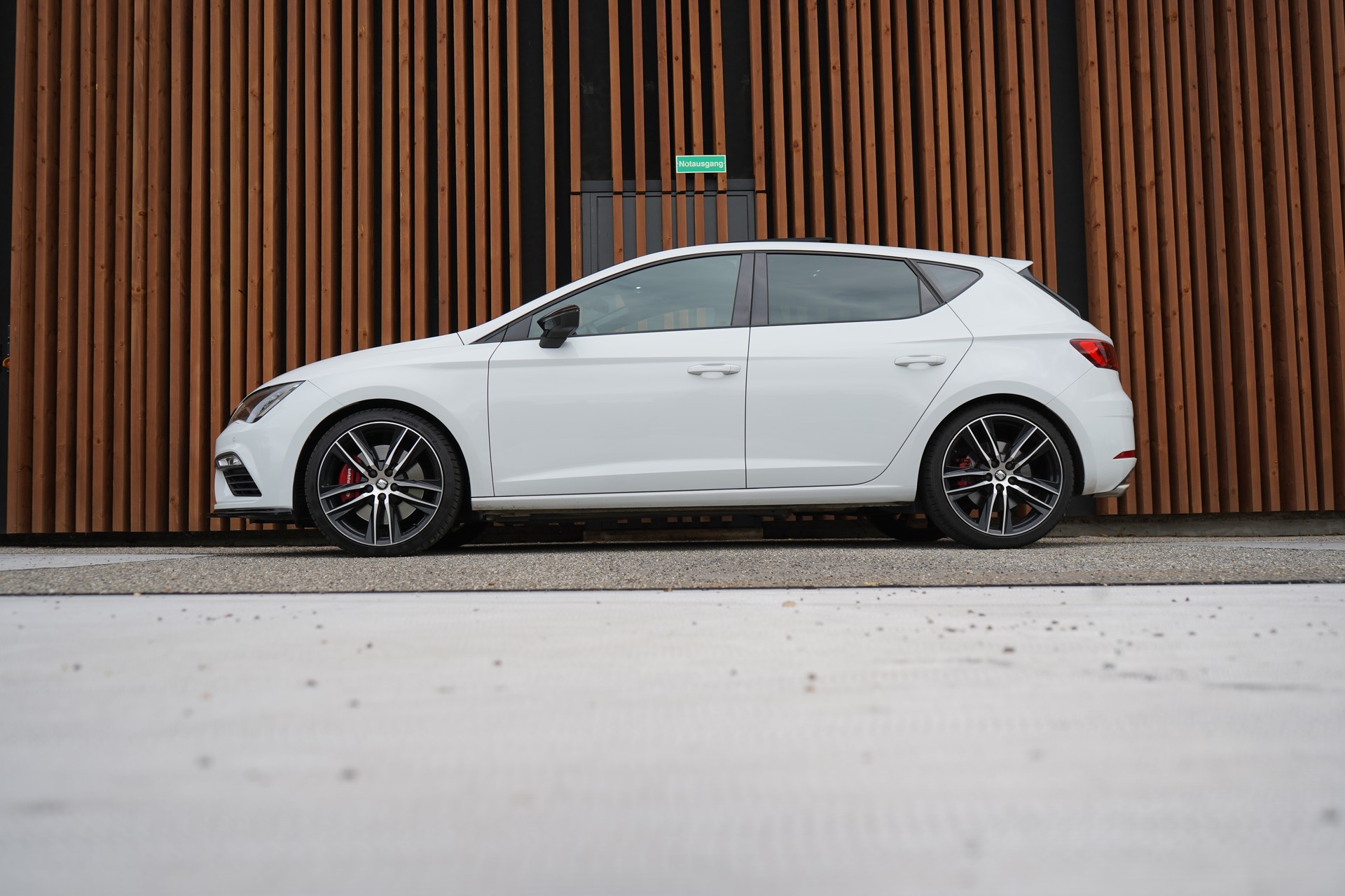 SEAT LEON 2.0 TSI CUPRA BLACK l 300 PS-image-1