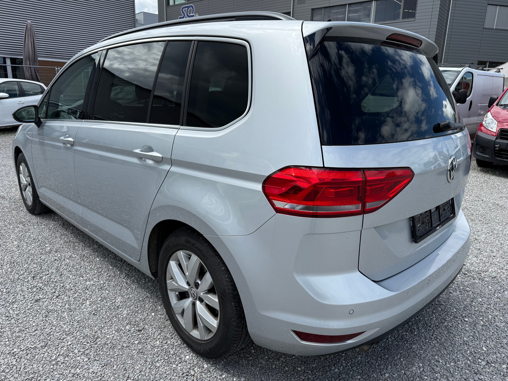 VW Touran 2.0 TDI BlueMotion Technology Sport DSG-image-2