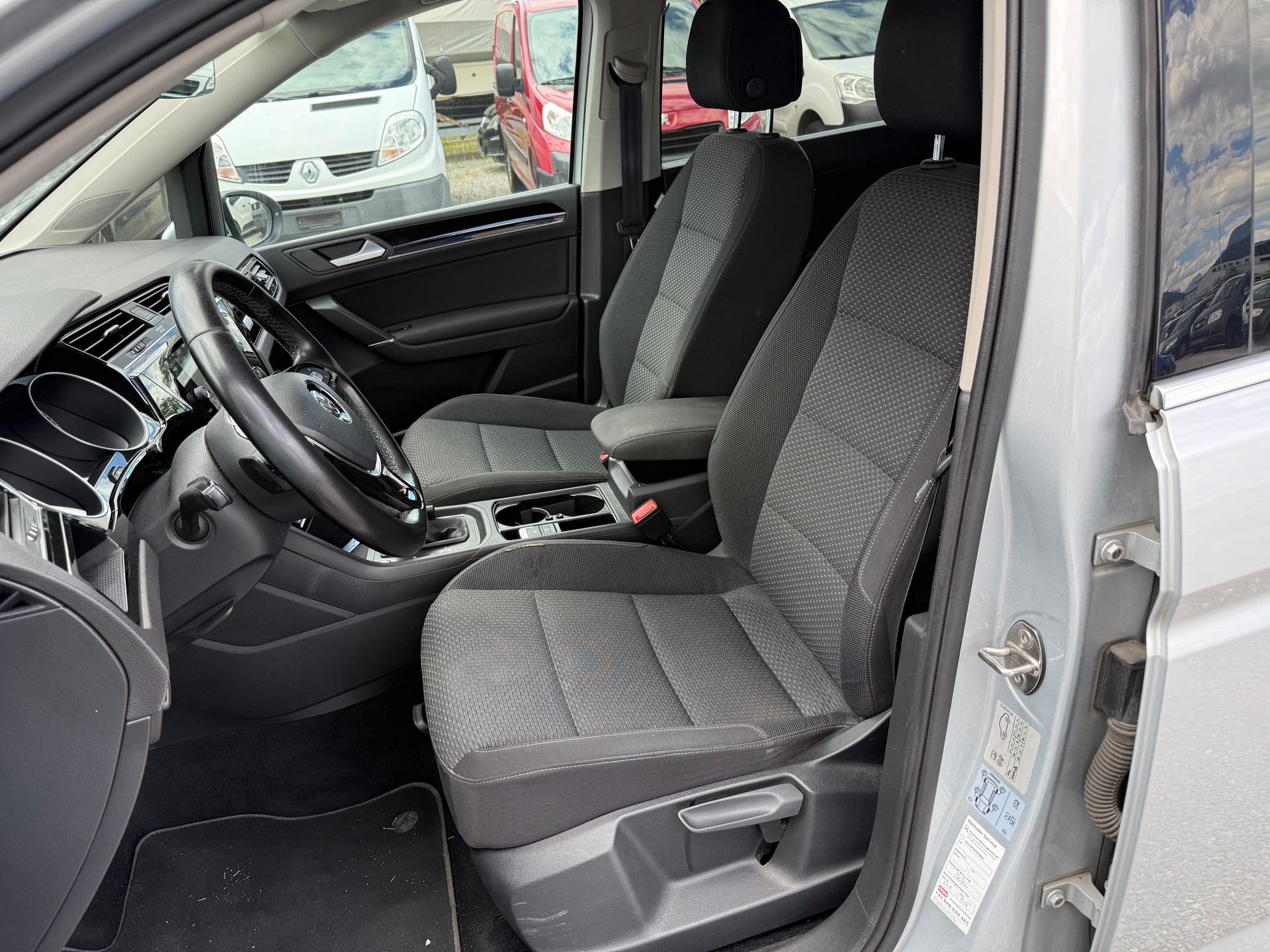 VW Touran 2.0 TDI BlueMotion Technology Sport DSG-image-11