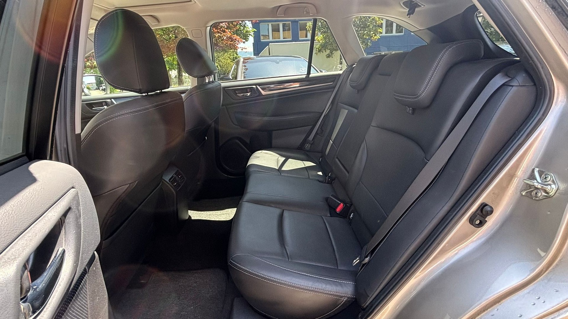 SUBARU Outback 2.5i Luxury-image-9