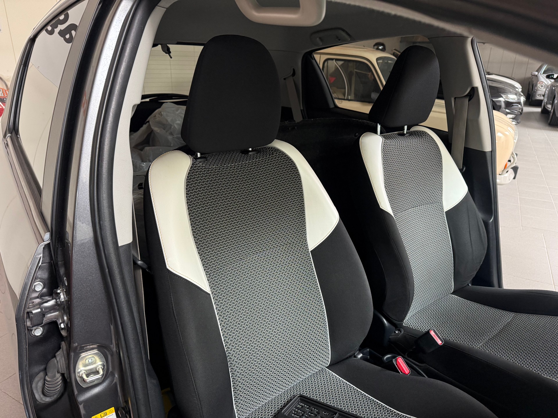 TOYOTA Yaris 1.33 Style Multidrive-image-15