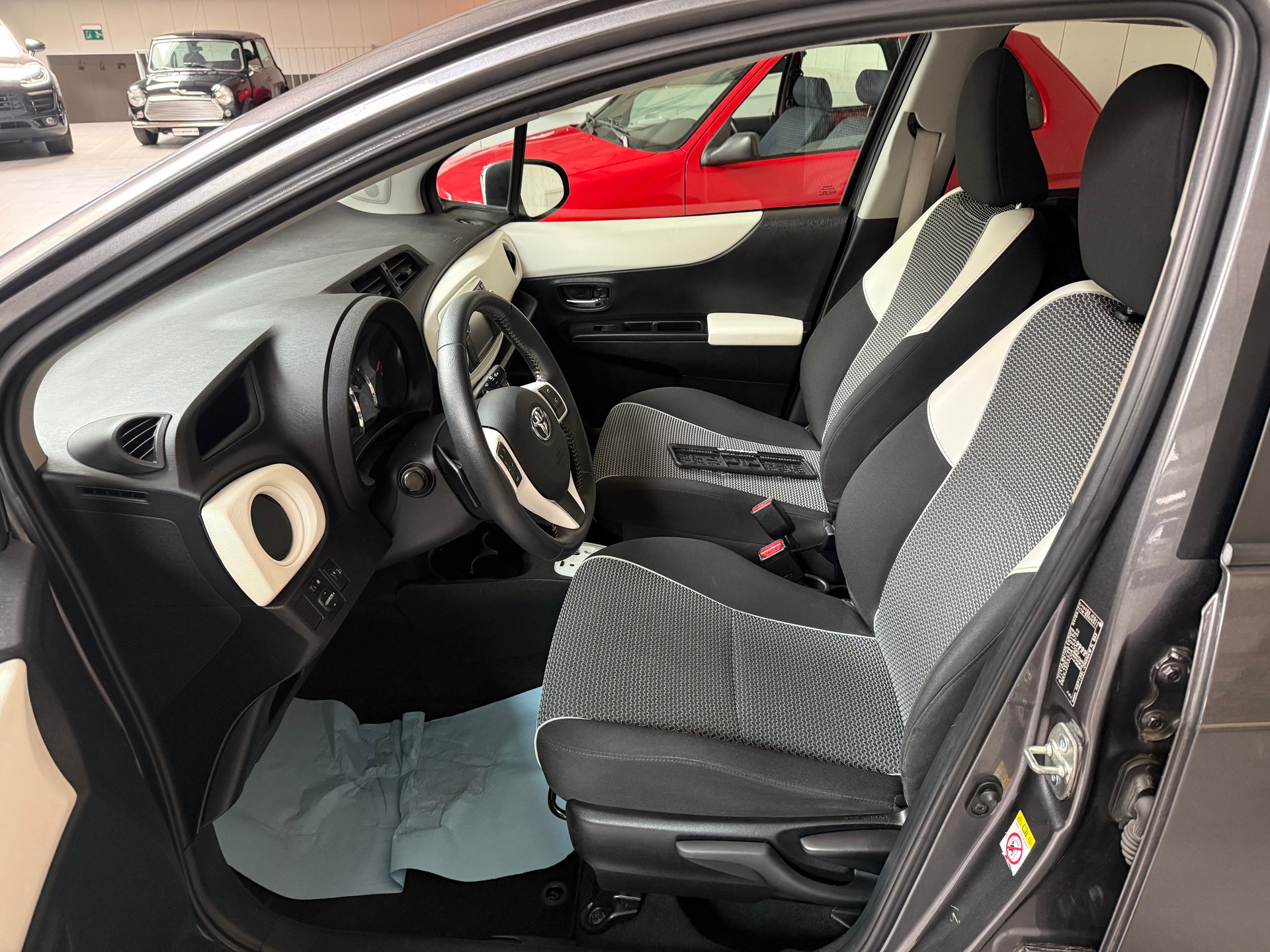TOYOTA Yaris 1.33 Style Multidrive-image-10
