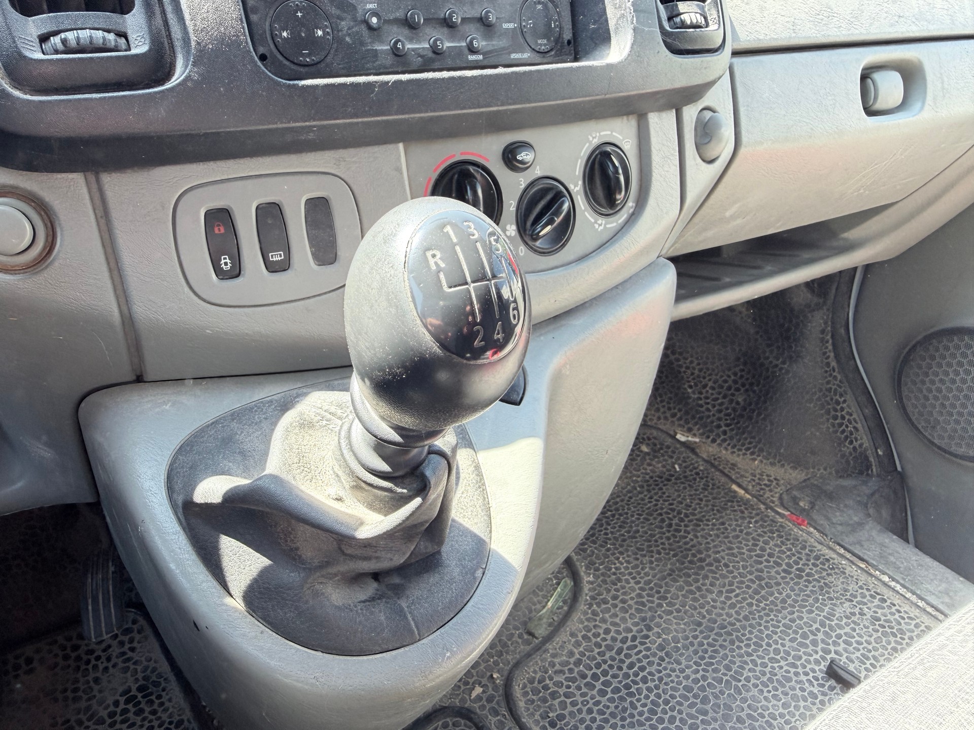 RENAULT Trafic 2.0 dCi 90 2.7t L1H1-image-7