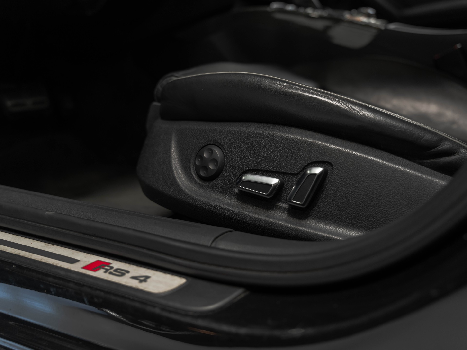 AUDI RS4 Avant 4.2 FSI V8 quattro S-tronic-image-18