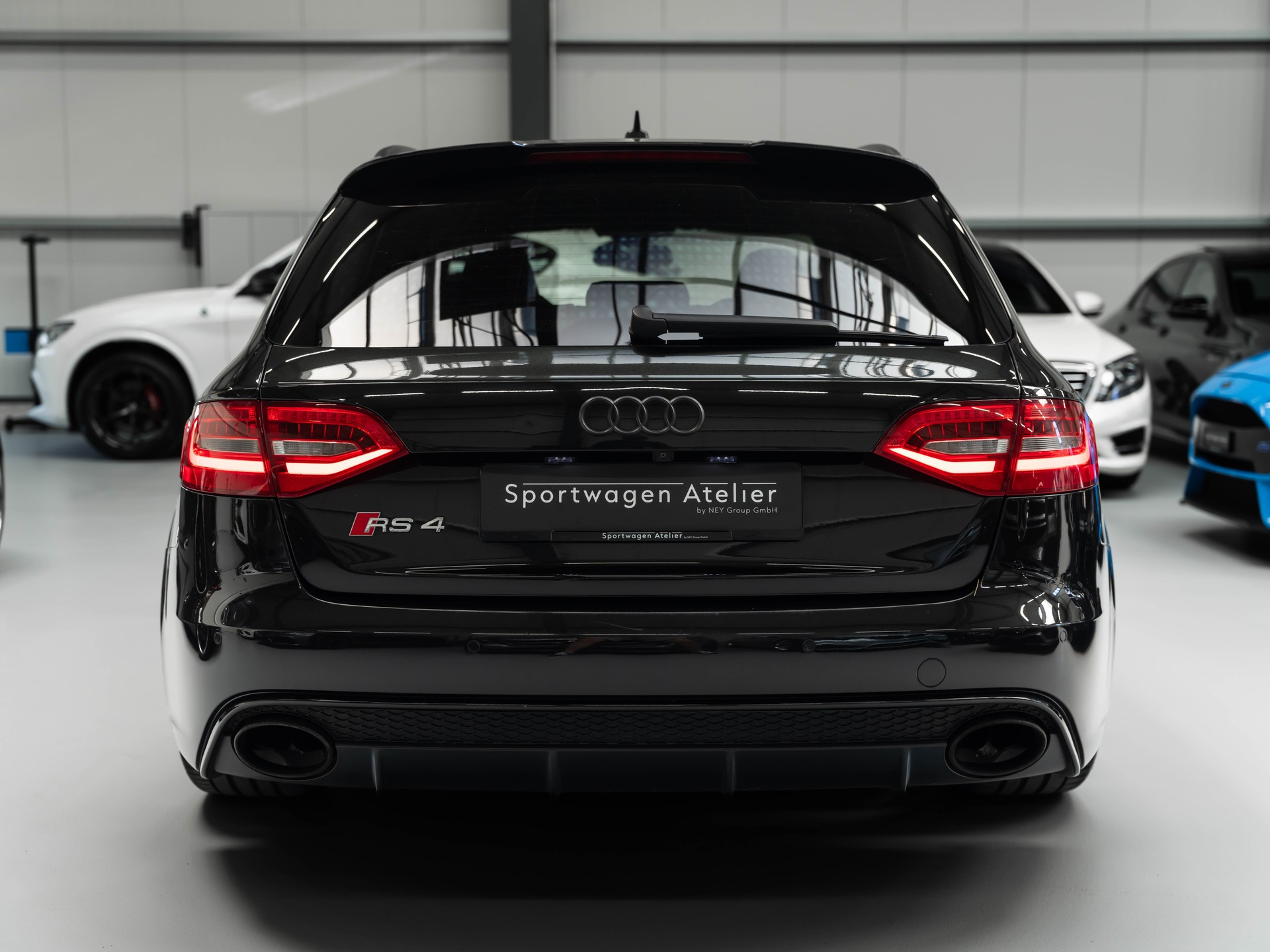AUDI RS4 Avant 4.2 FSI V8 quattro S-tronic-image-2