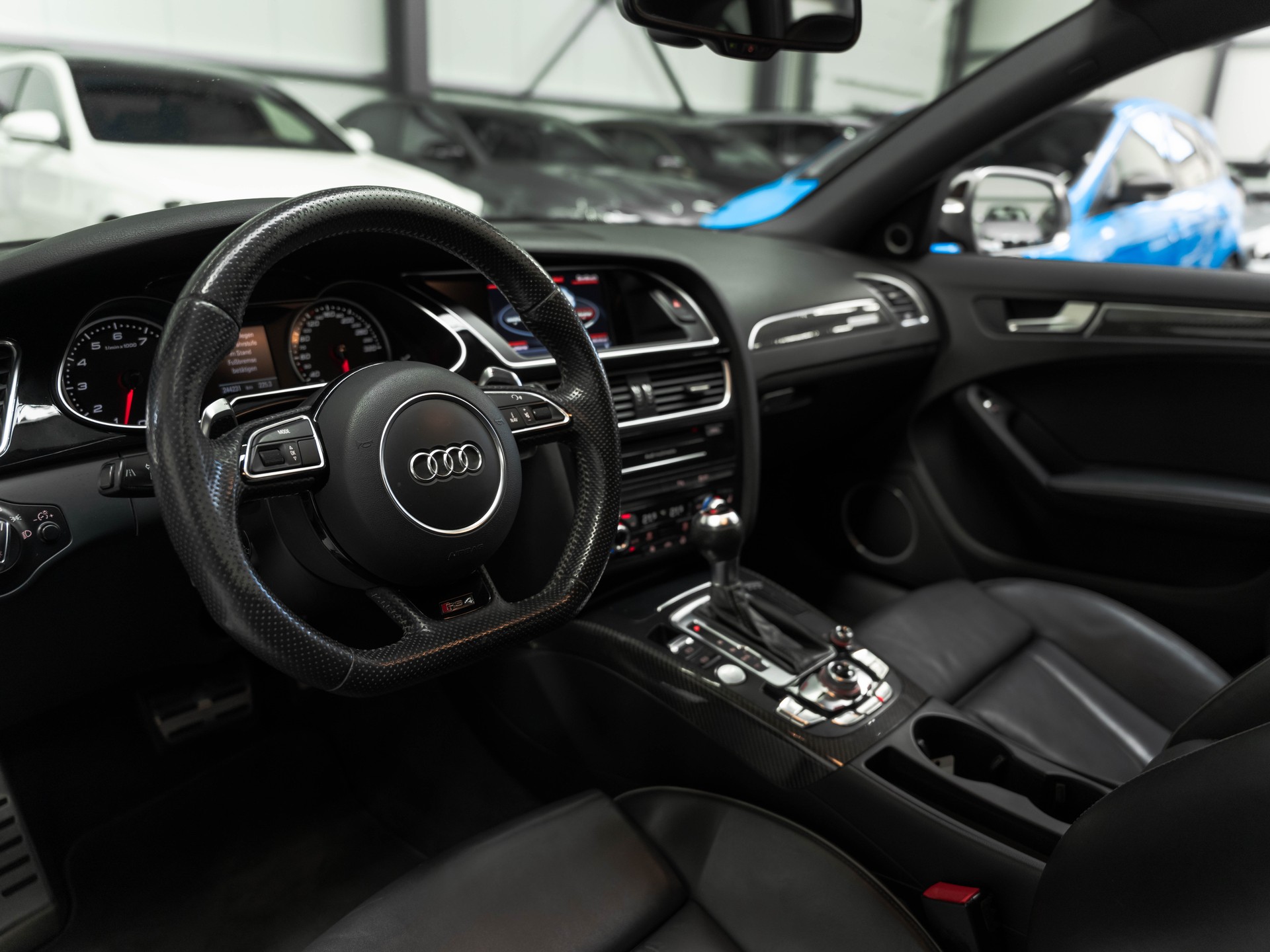AUDI RS4 Avant 4.2 FSI V8 quattro S-tronic-image-6
