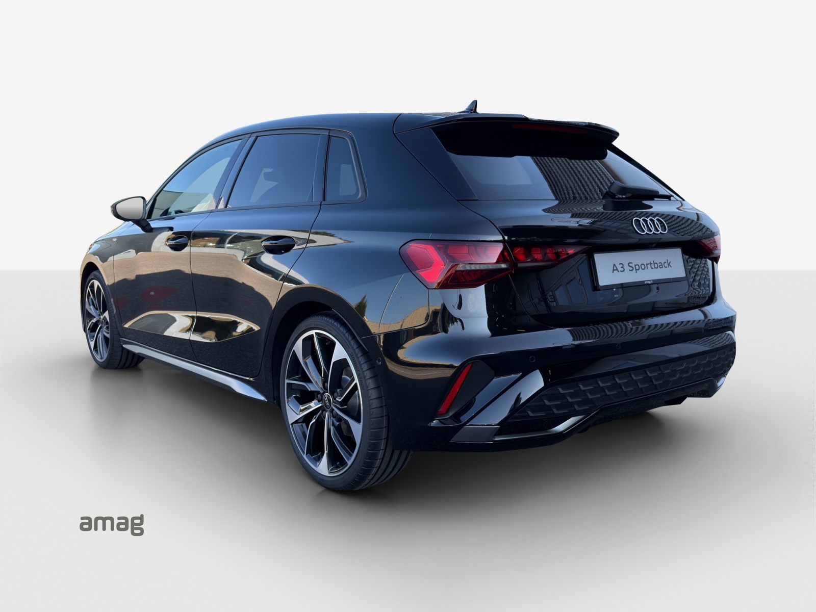 AUDI A3 Sportback TFSI 110 kW S line Attraction S tronic-image-2