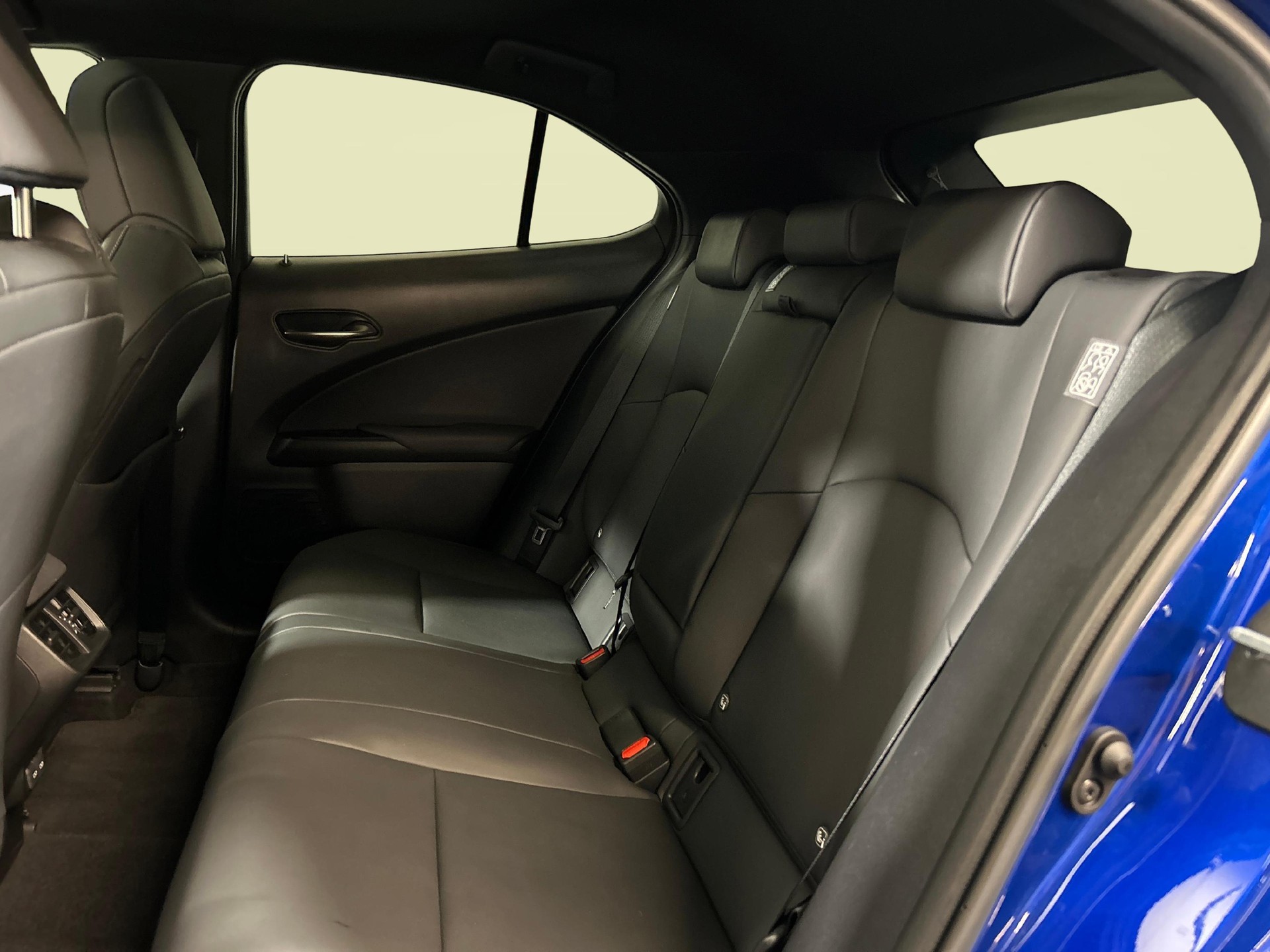 LEXUS UX 250h F-Line-showroom-element-3