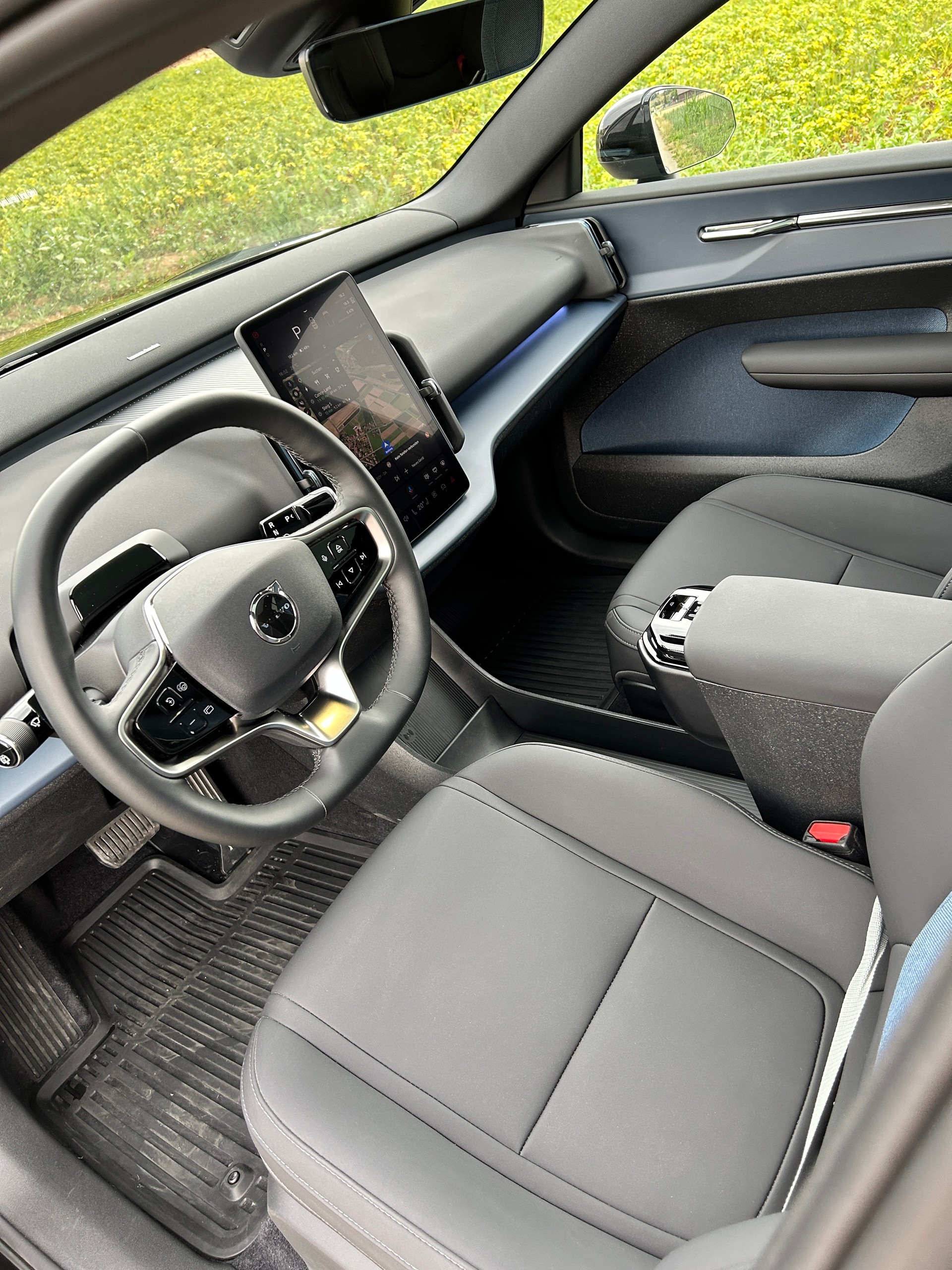VOLVO EX30 Twin Ultra Performance Sw. Black Ed. AWD-image-2