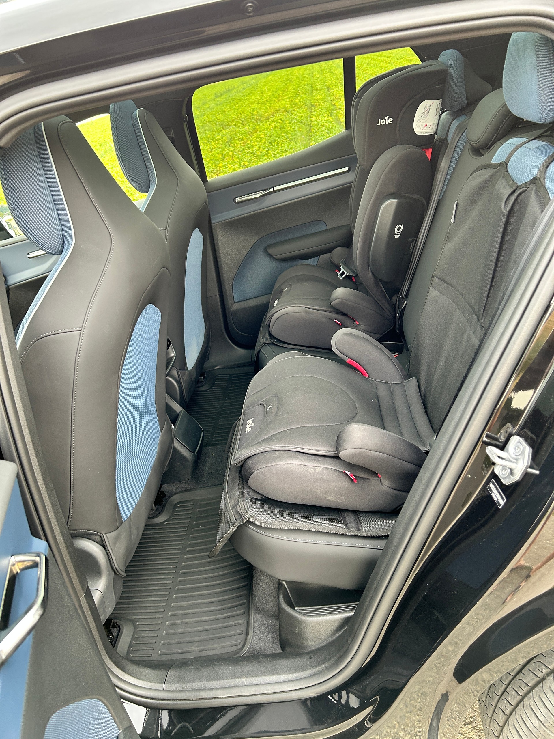 VOLVO EX30 Twin Ultra Performance Sw. Black Ed. AWD-image-4