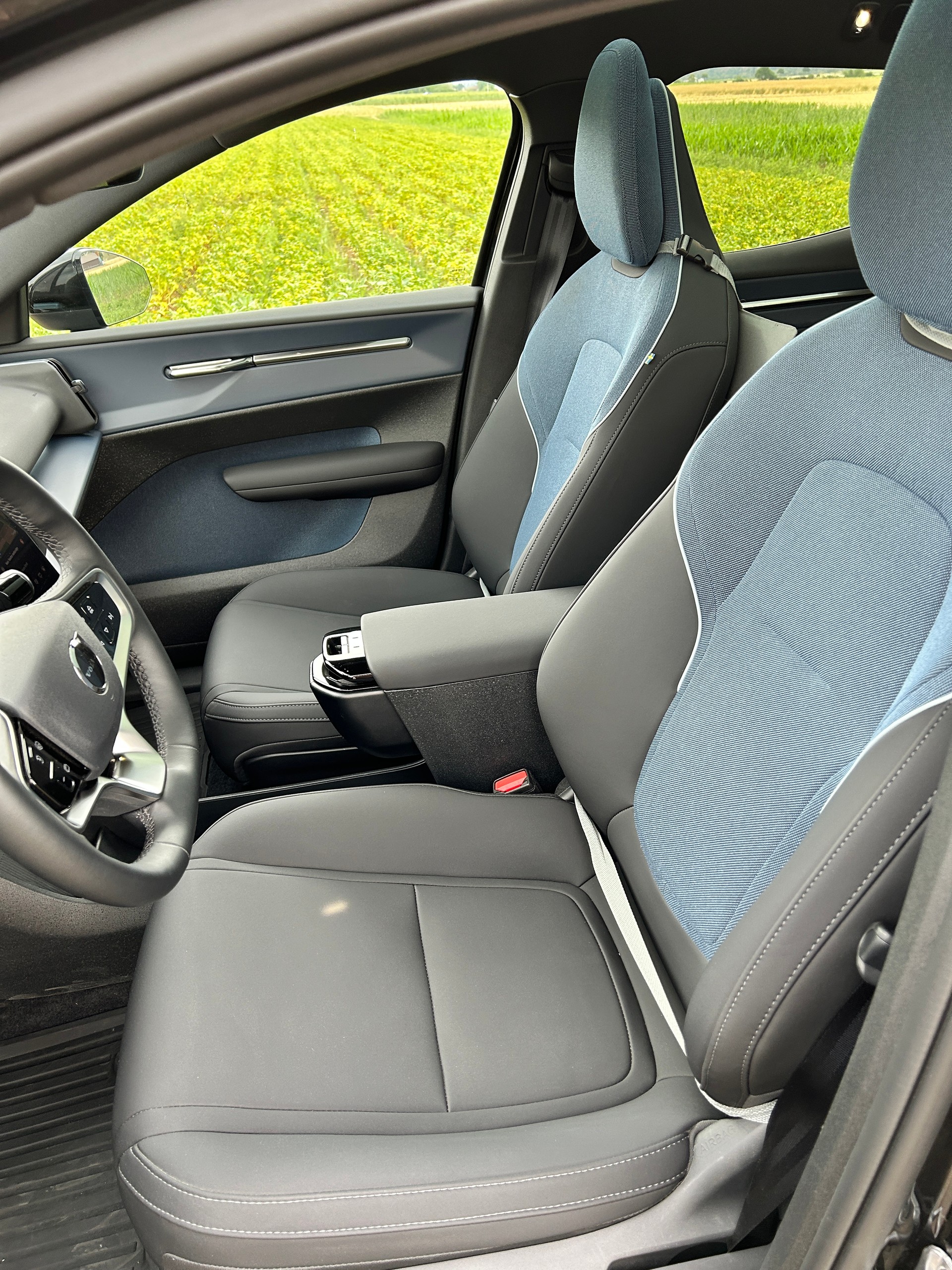 VOLVO EX30 Twin Ultra Performance Sw. Black Ed. AWD-image-1