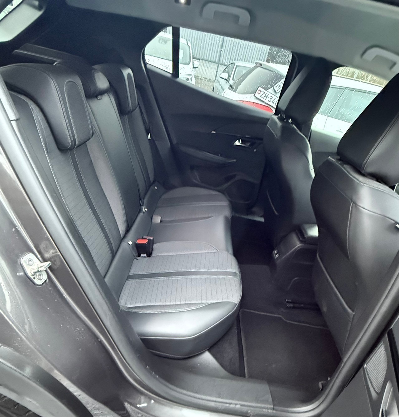 PEUGEOT 2008 1.2 PureTech GT Pack EAT8-image-9