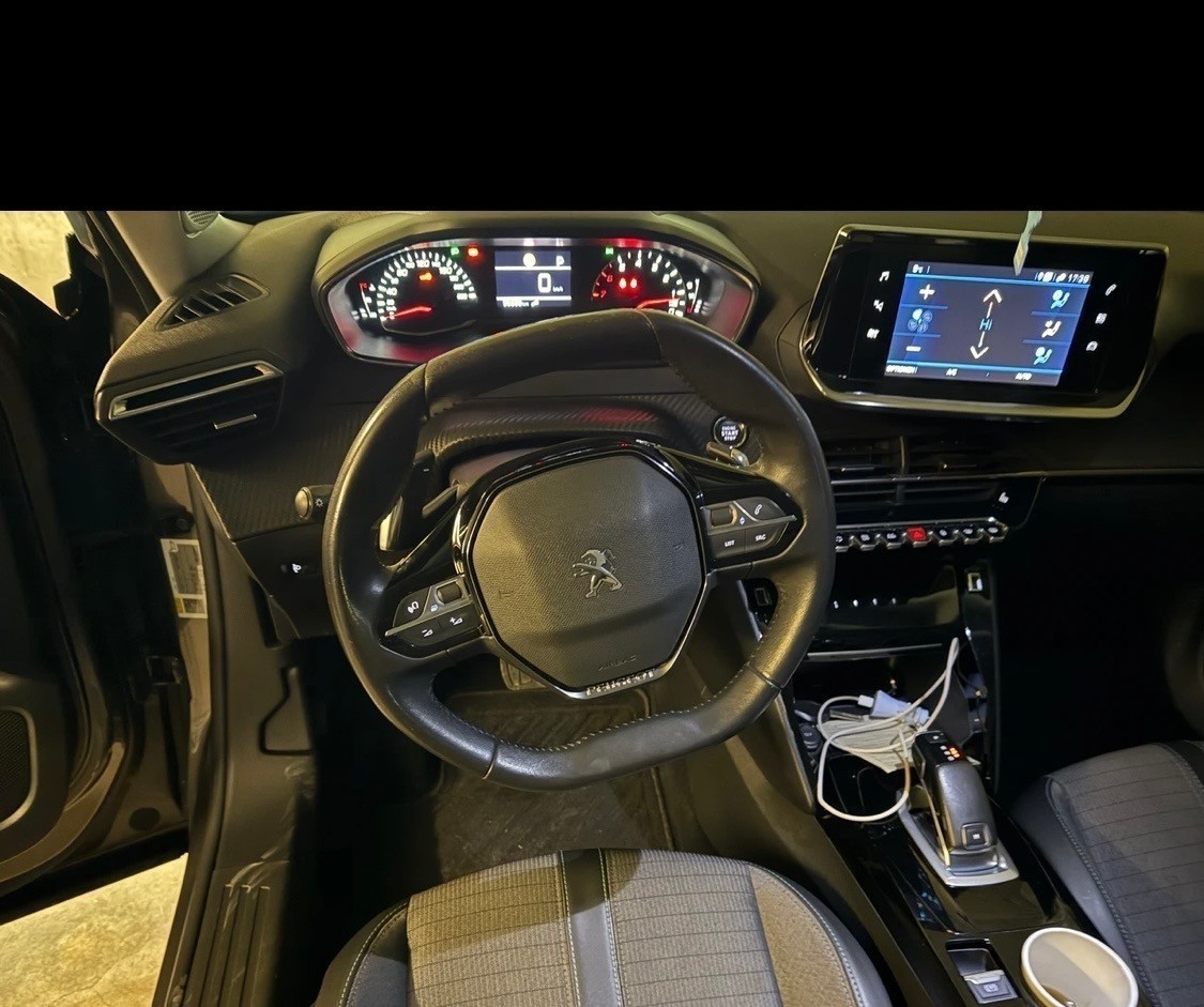 PEUGEOT 2008 1.2 PureTech GT Pack EAT8-image-7