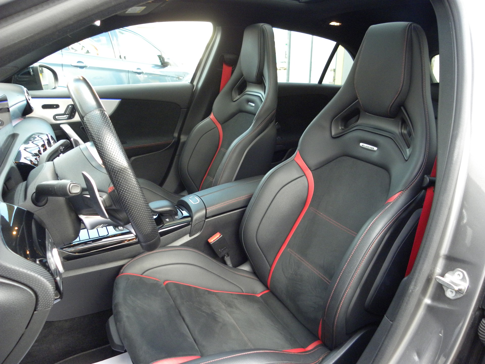 MERCEDES-BENZ A 35 AMG 4Matic Speedshift Performance Paket-image-8