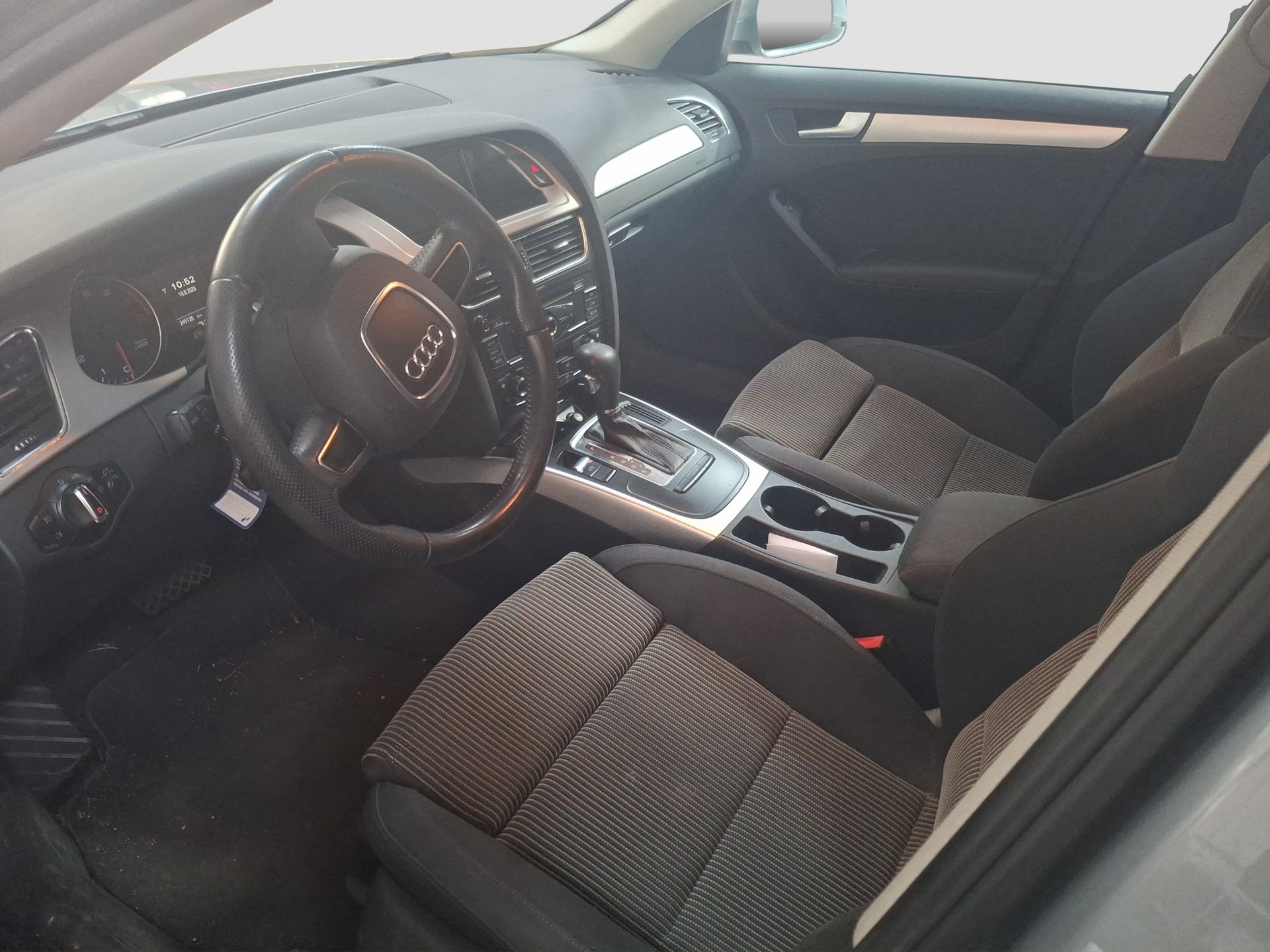AUDI A4 Avant 2.0 TFSI multitronic-image-8
