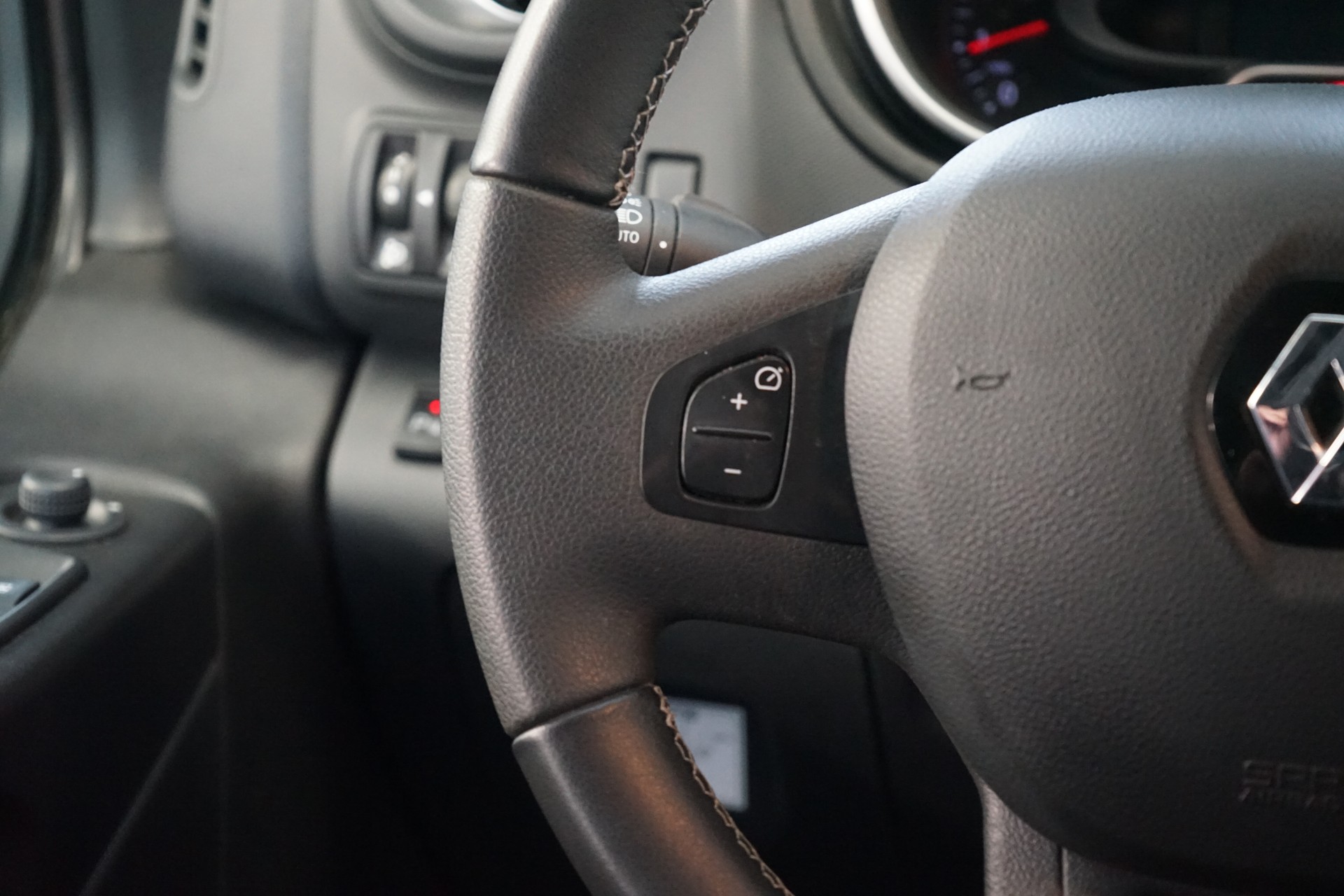 RENAULT Trafic Blue dCi 170 EDC Spacenomad-image-9