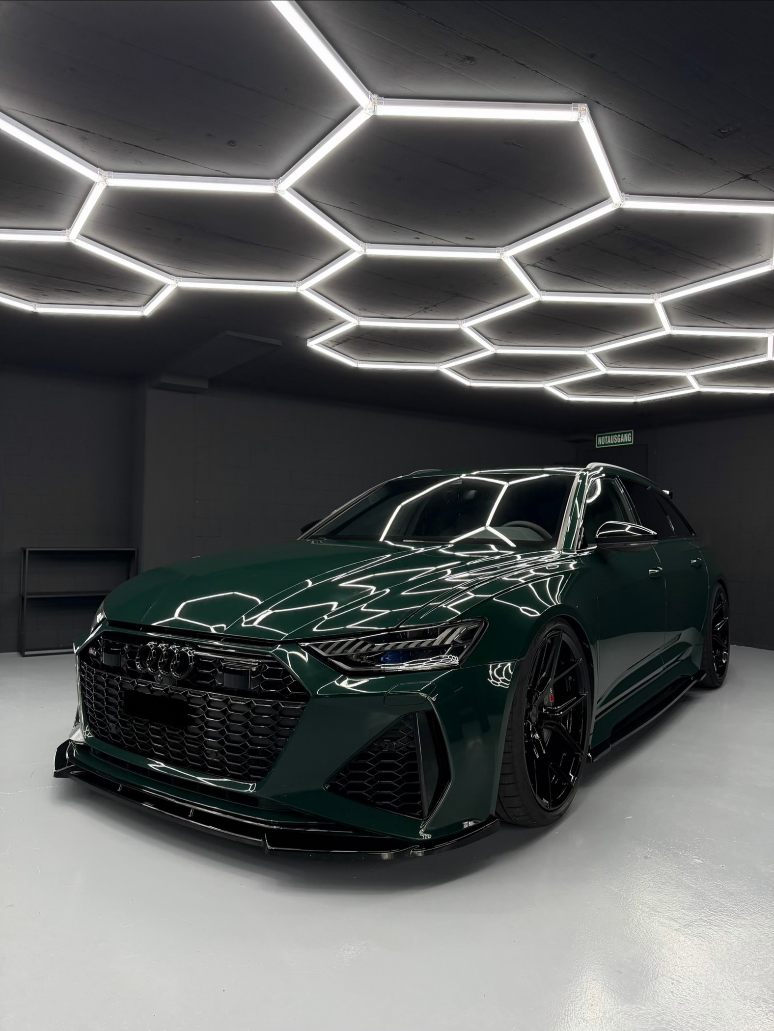 AUDI RS6-image-1