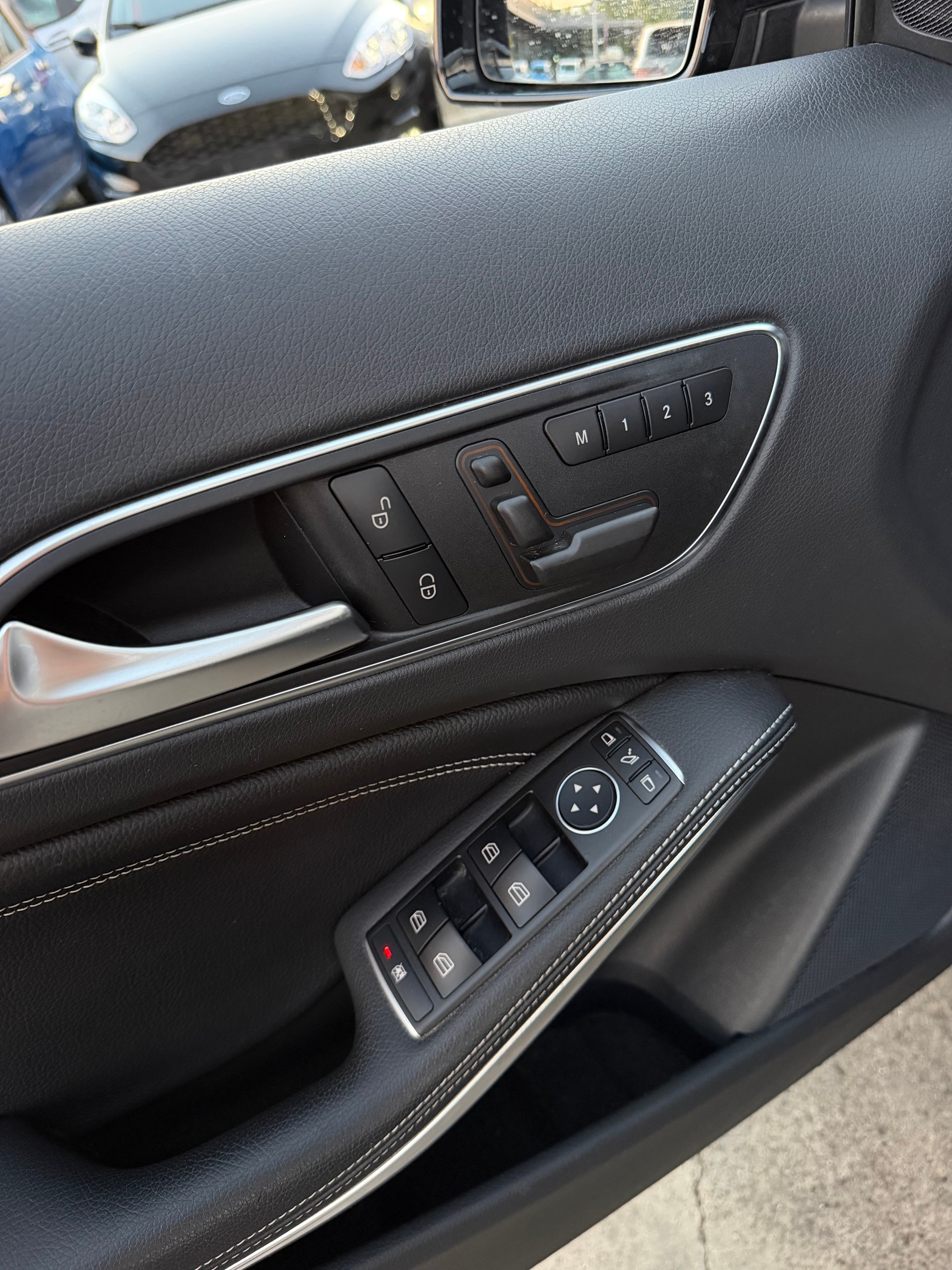 MERCEDES-BENZ GLA 250 Style 4Matic 7G-DCT-image-9