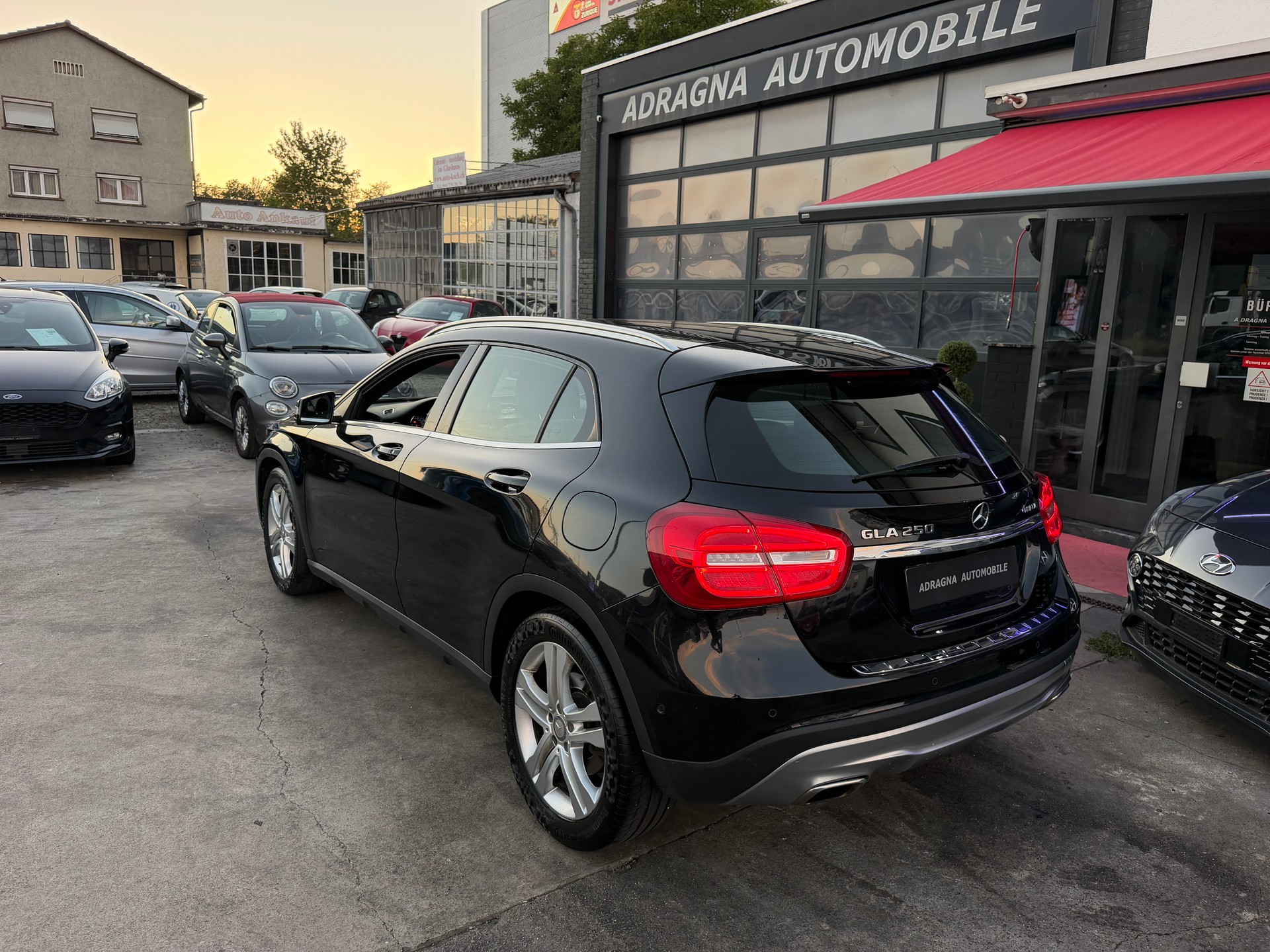 MERCEDES-BENZ GLA 250 Style 4Matic 7G-DCT-image-5