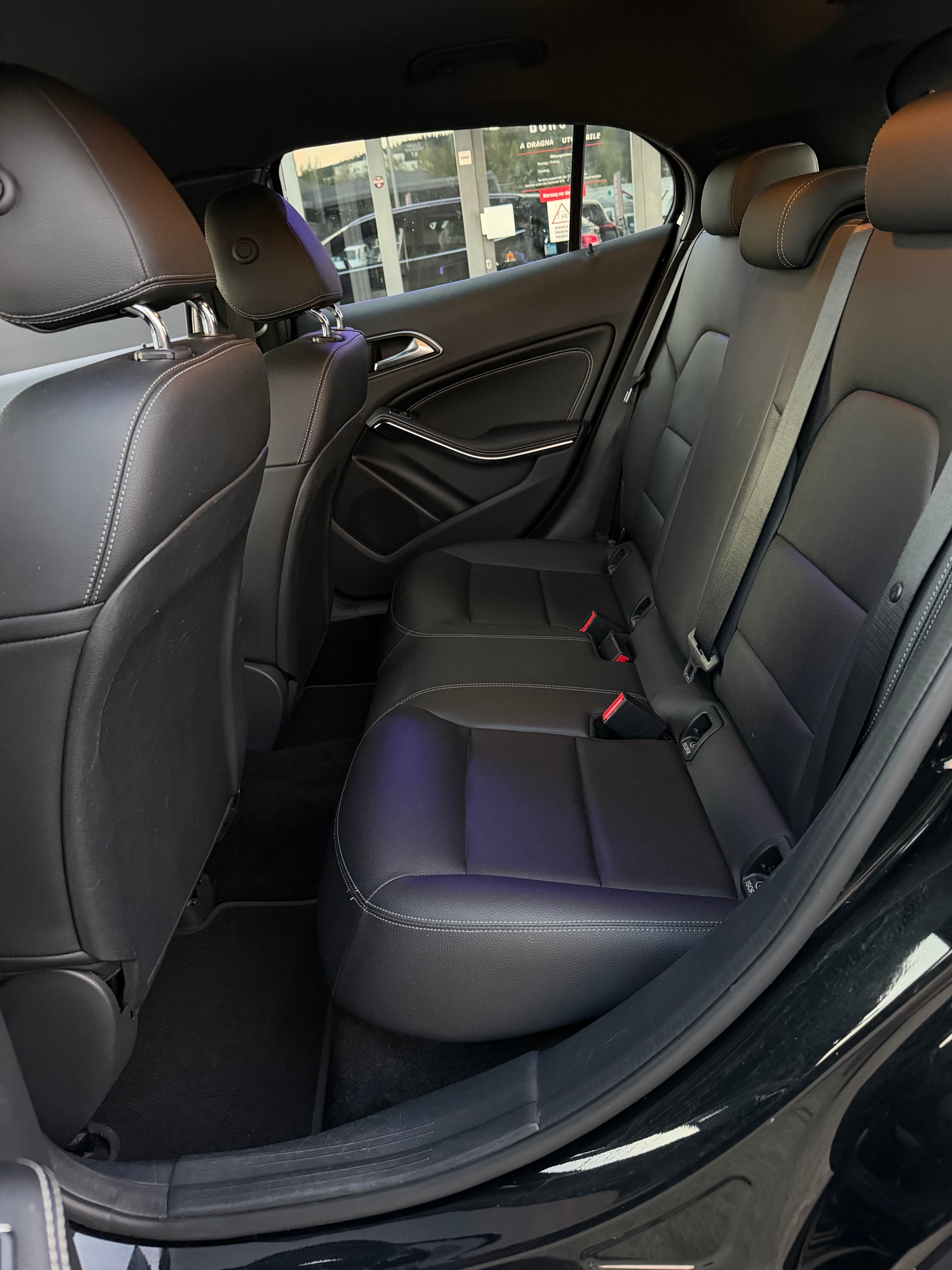 MERCEDES-BENZ GLA 250 Style 4Matic 7G-DCT-image-10
