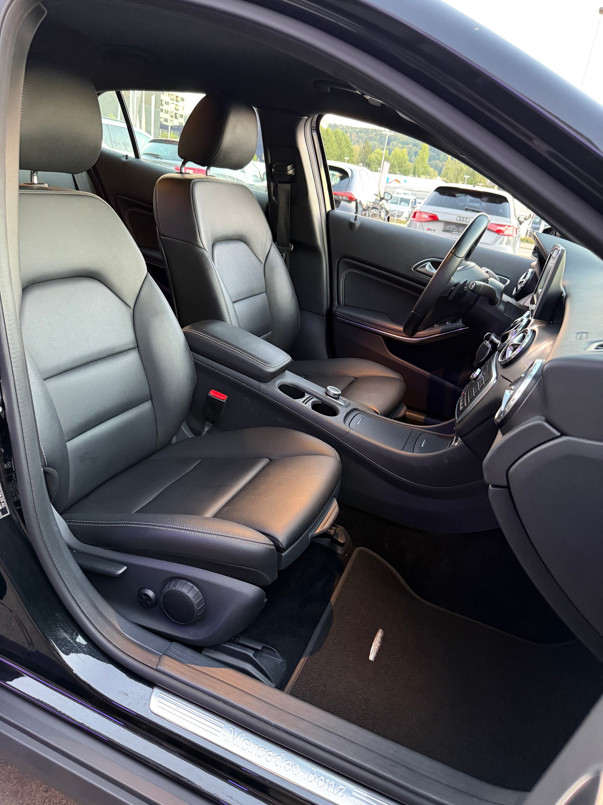 MERCEDES-BENZ GLA 250 Style 4Matic 7G-DCT-image-13