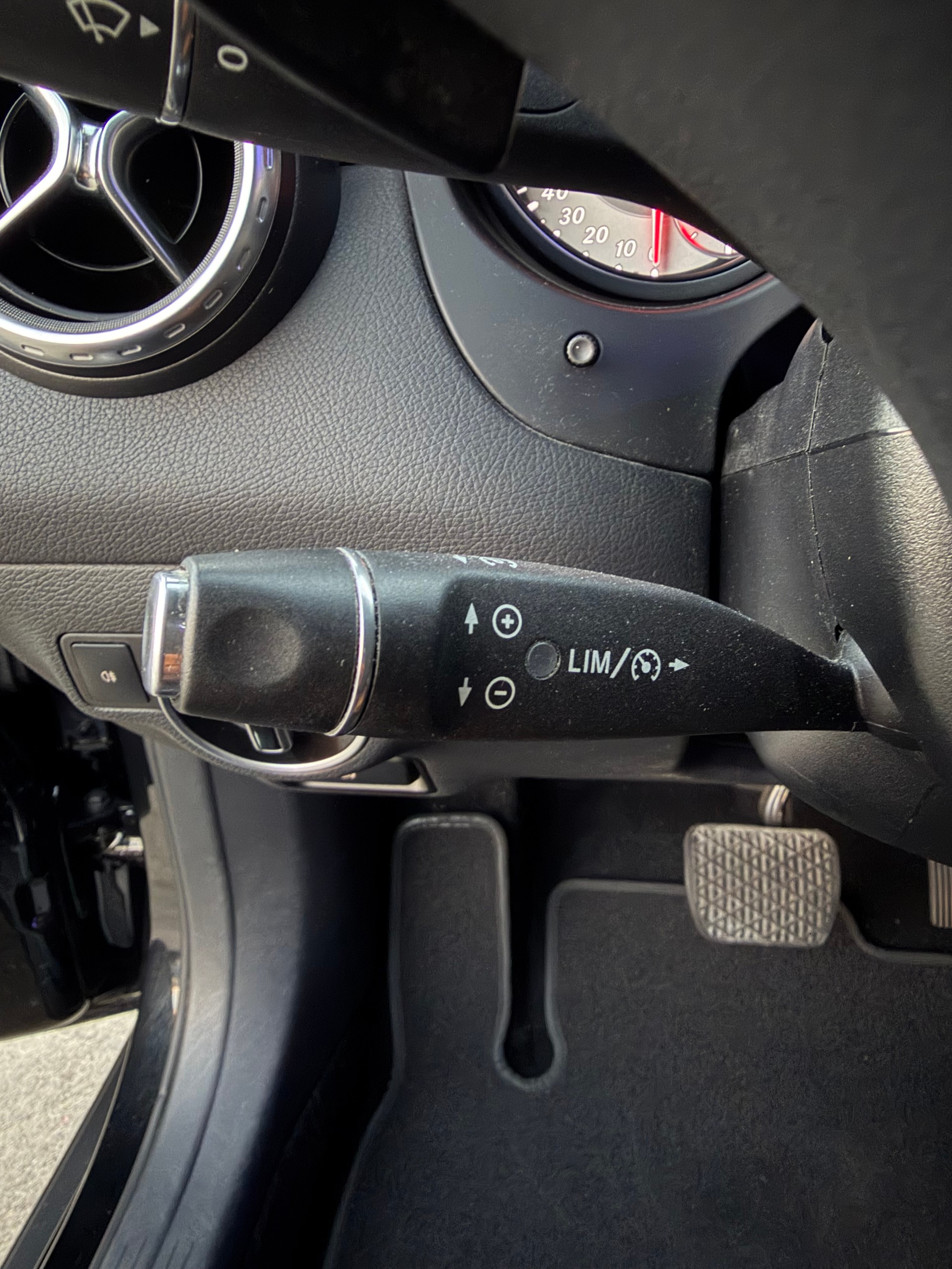 MERCEDES-BENZ GLA 250 Style 4Matic 7G-DCT-image-17