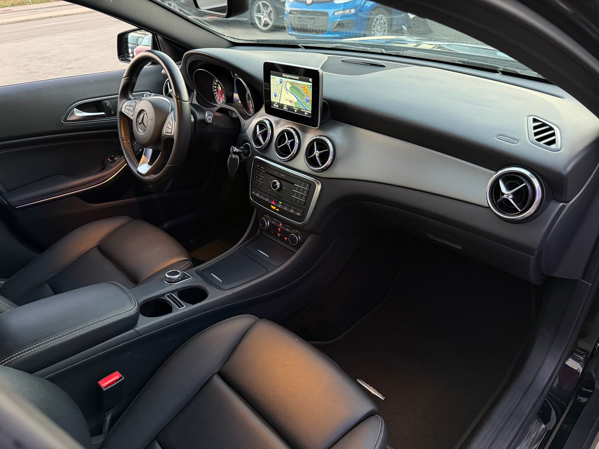 MERCEDES-BENZ GLA 250 Style 4Matic 7G-DCT-image-12