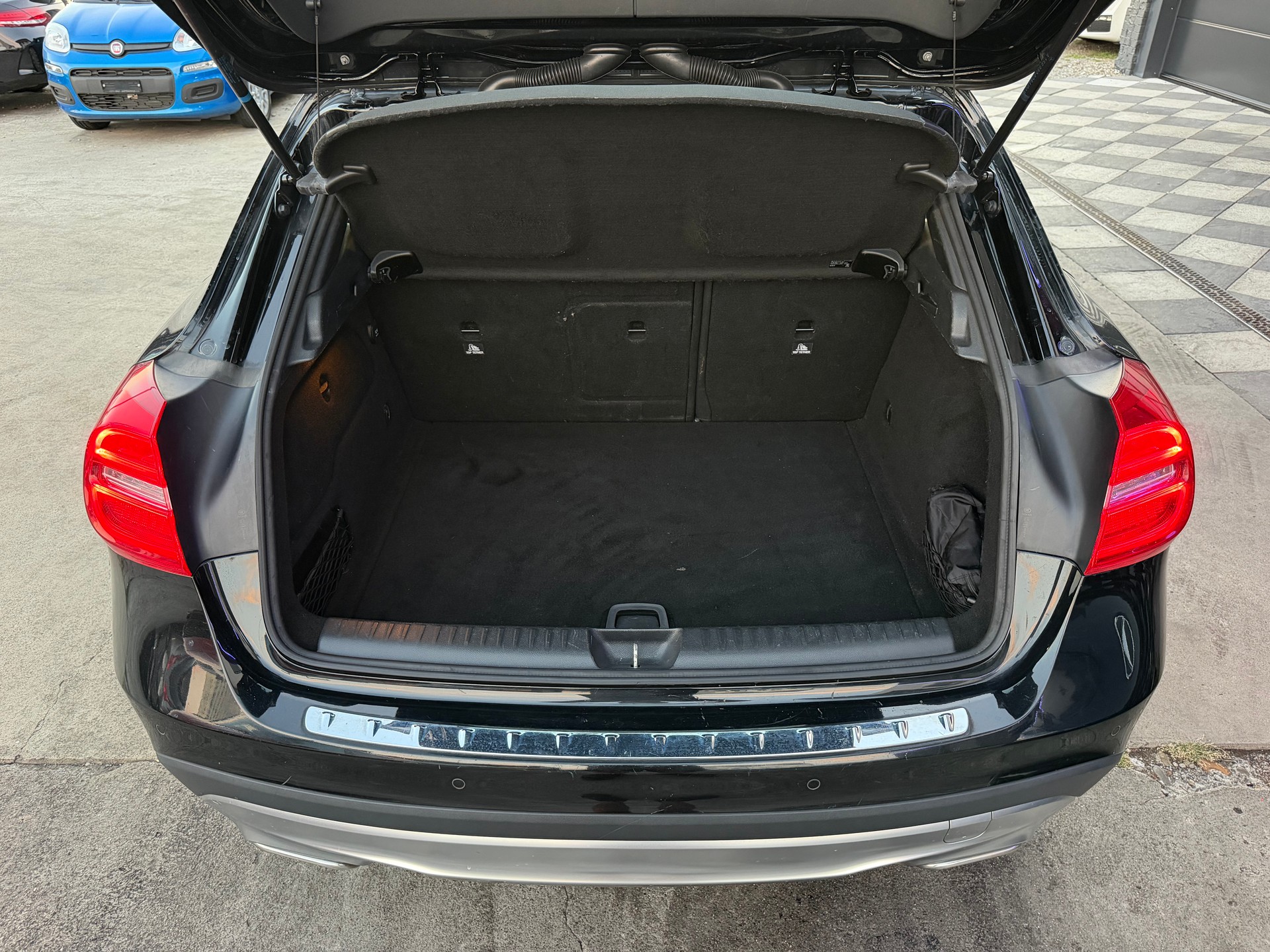 MERCEDES-BENZ GLA 250 Style 4Matic 7G-DCT-image-11