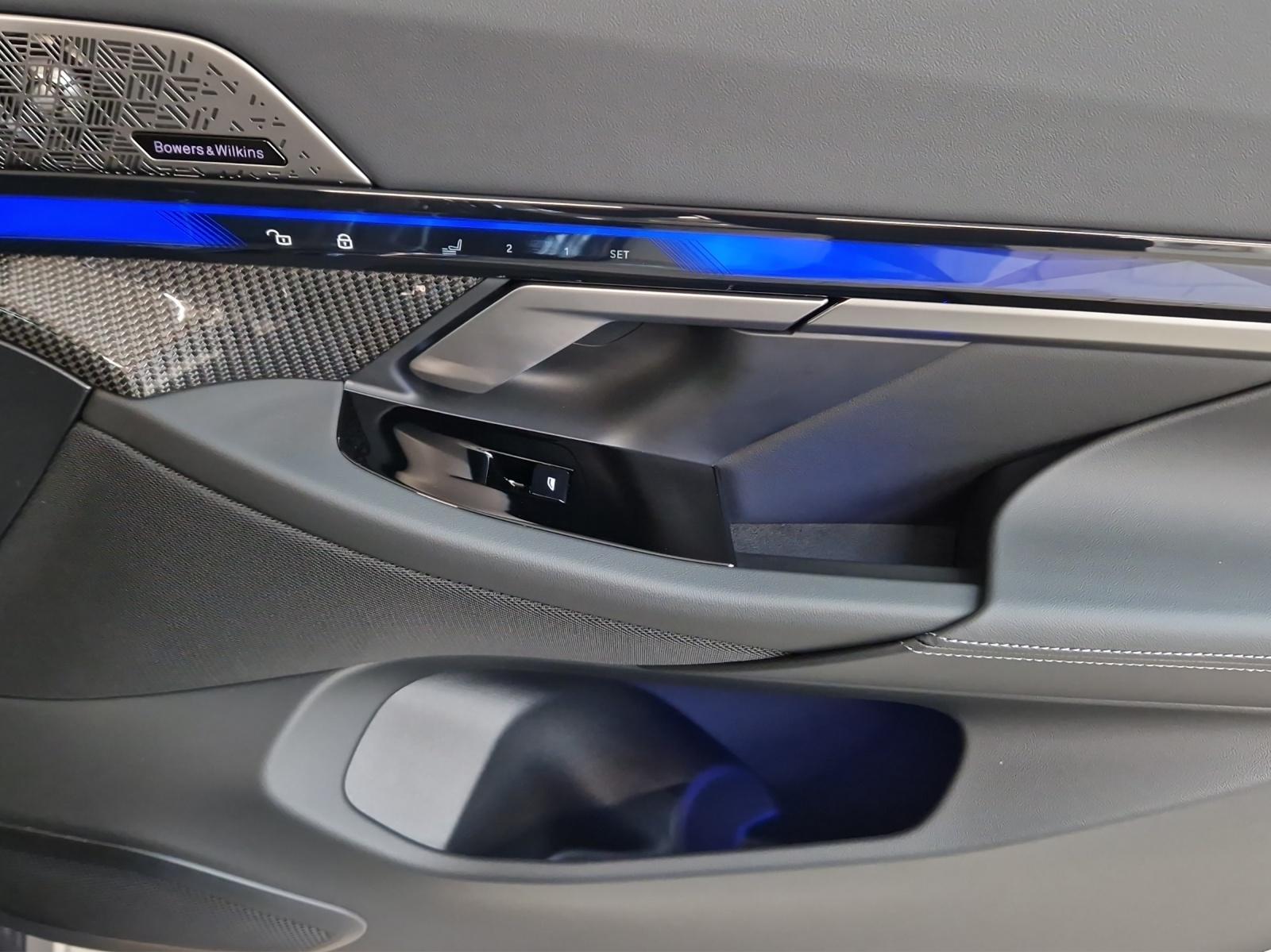 BMW M5 xDrive Touring-image-16