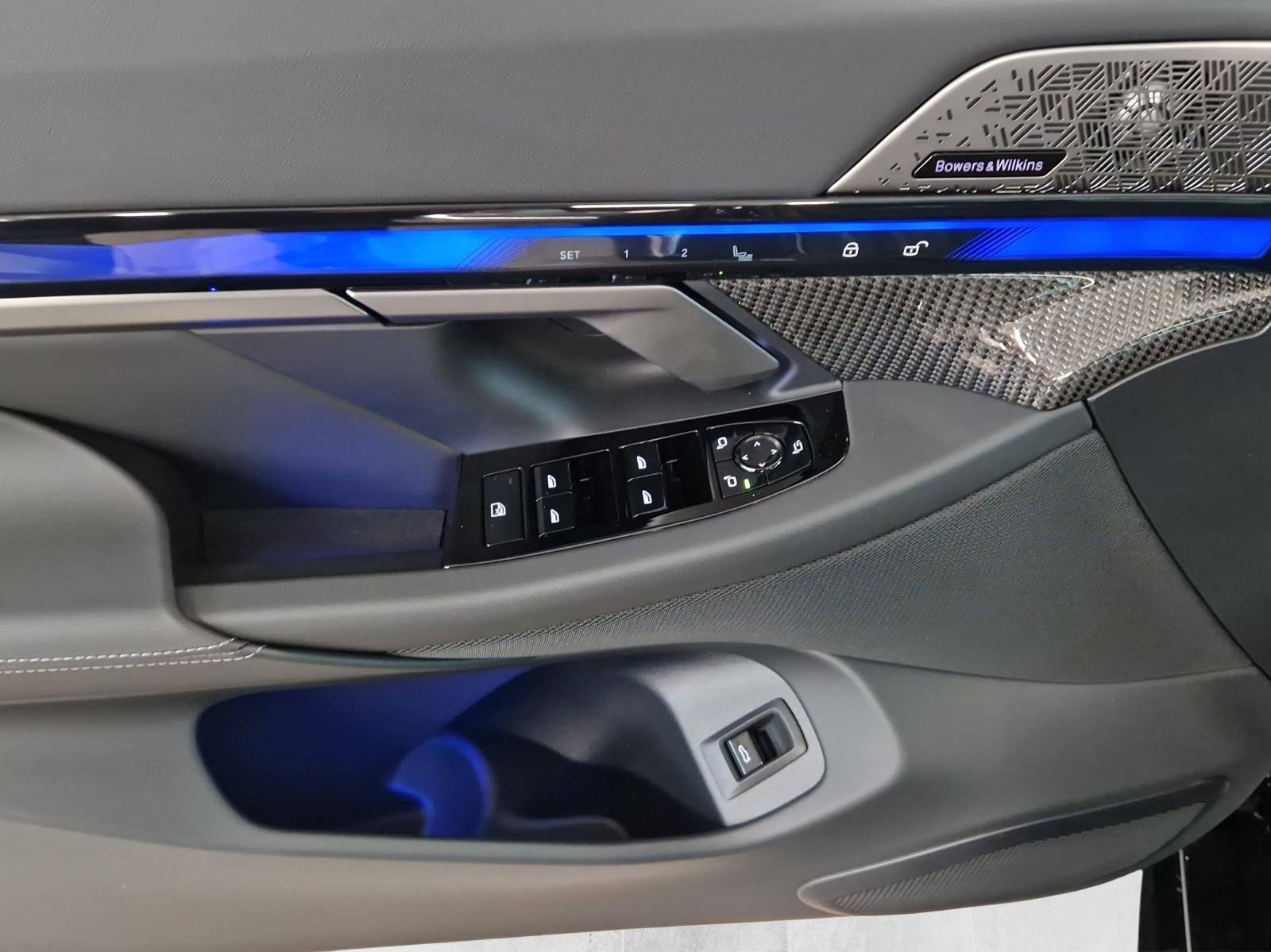 BMW M5 xDrive Touring-image-13