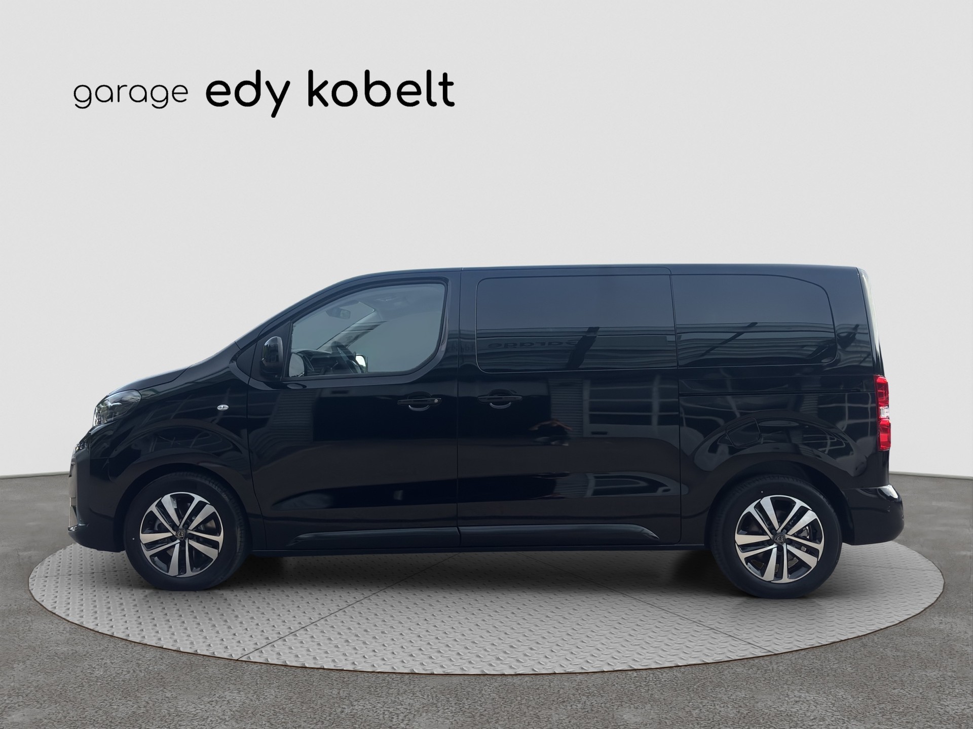 PEUGEOT Traveller 2.2 BlueHDi Family Edition Standard EAT8-image-1